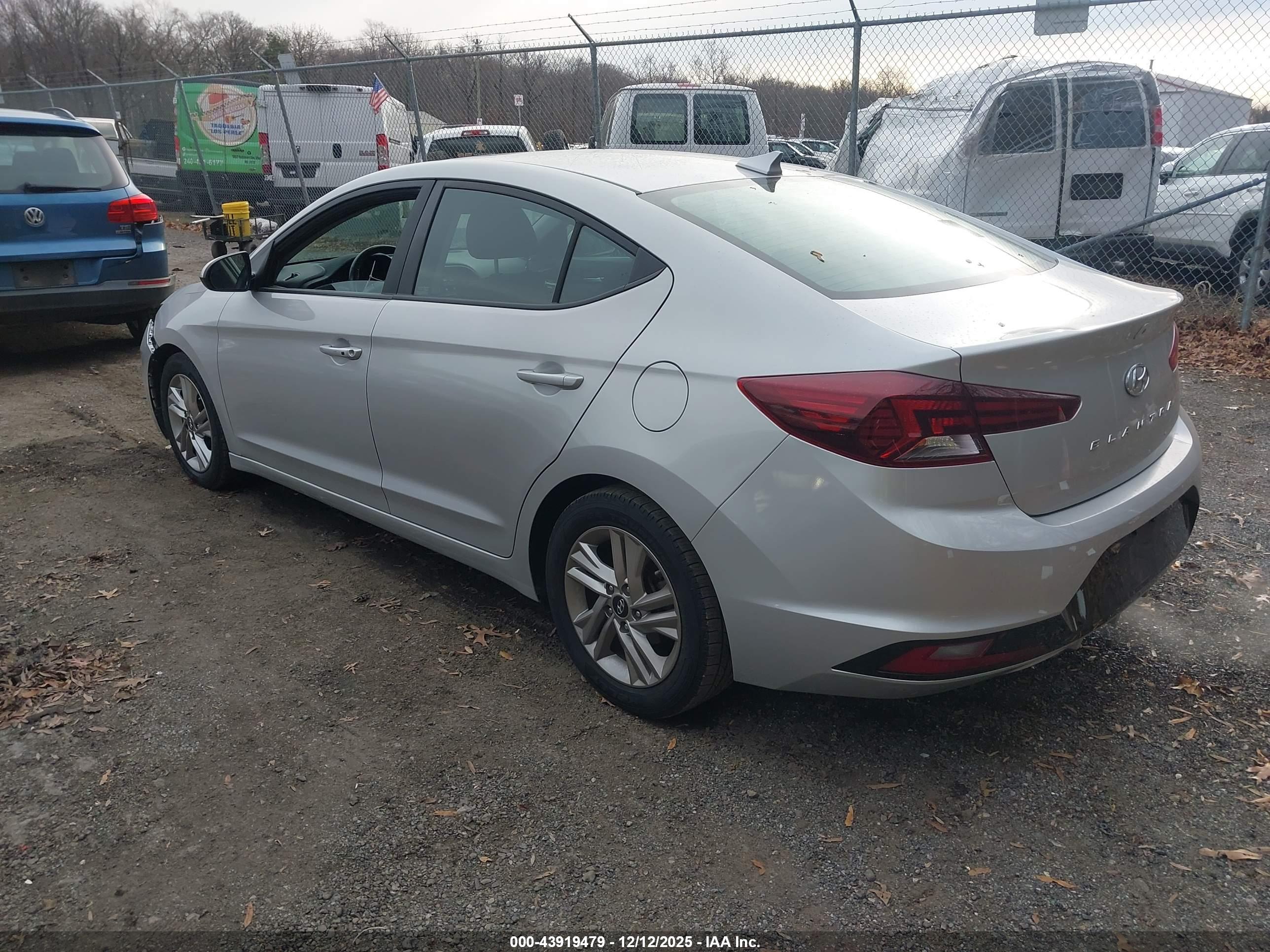 HYUNDAI ELANTRA image 3
