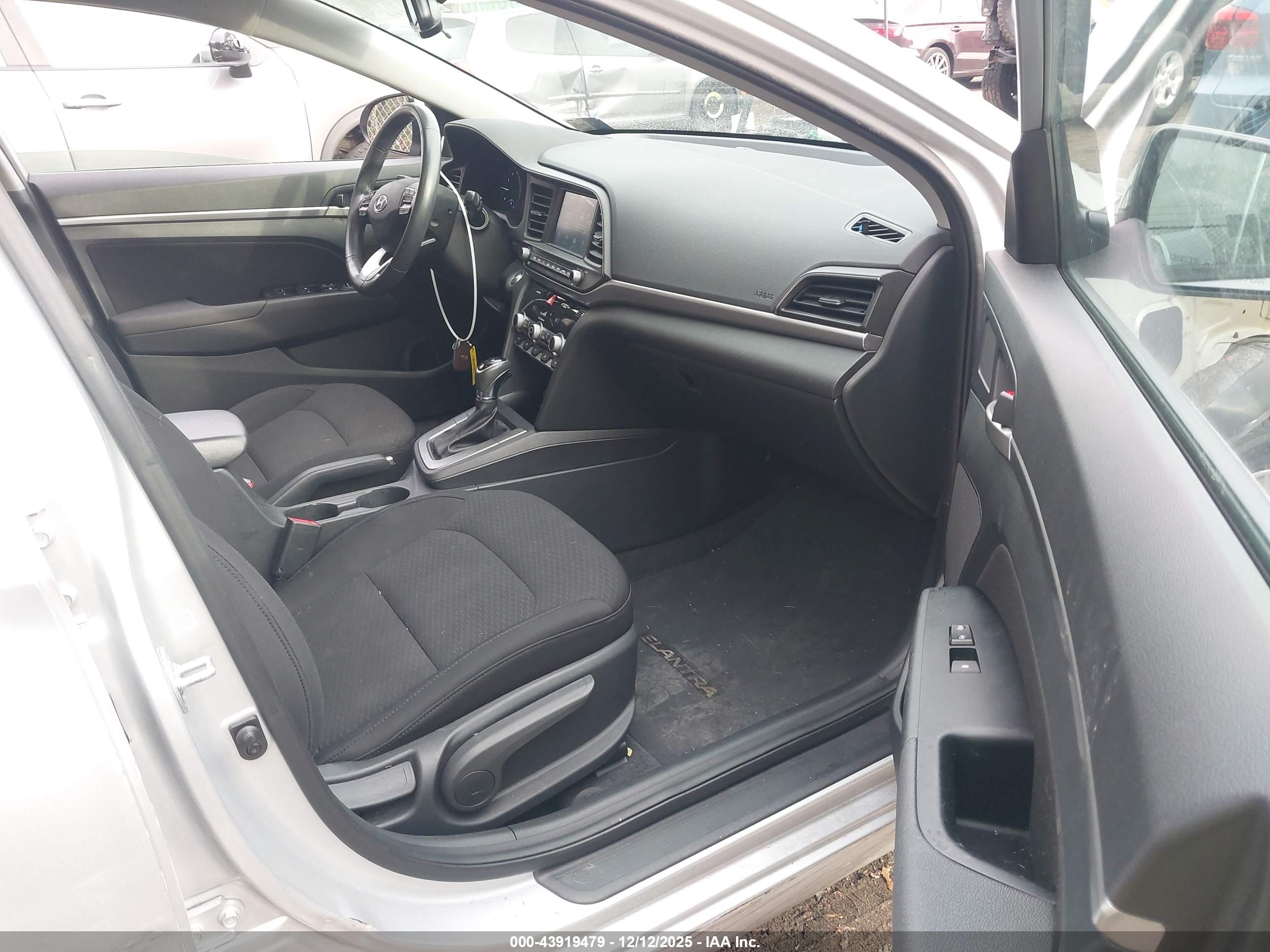 HYUNDAI ELANTRA image 5