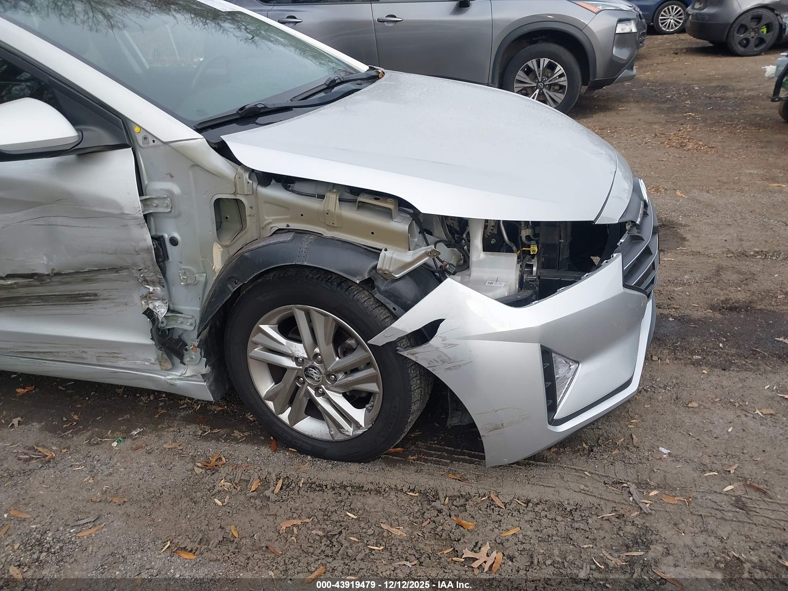 HYUNDAI ELANTRA image 6