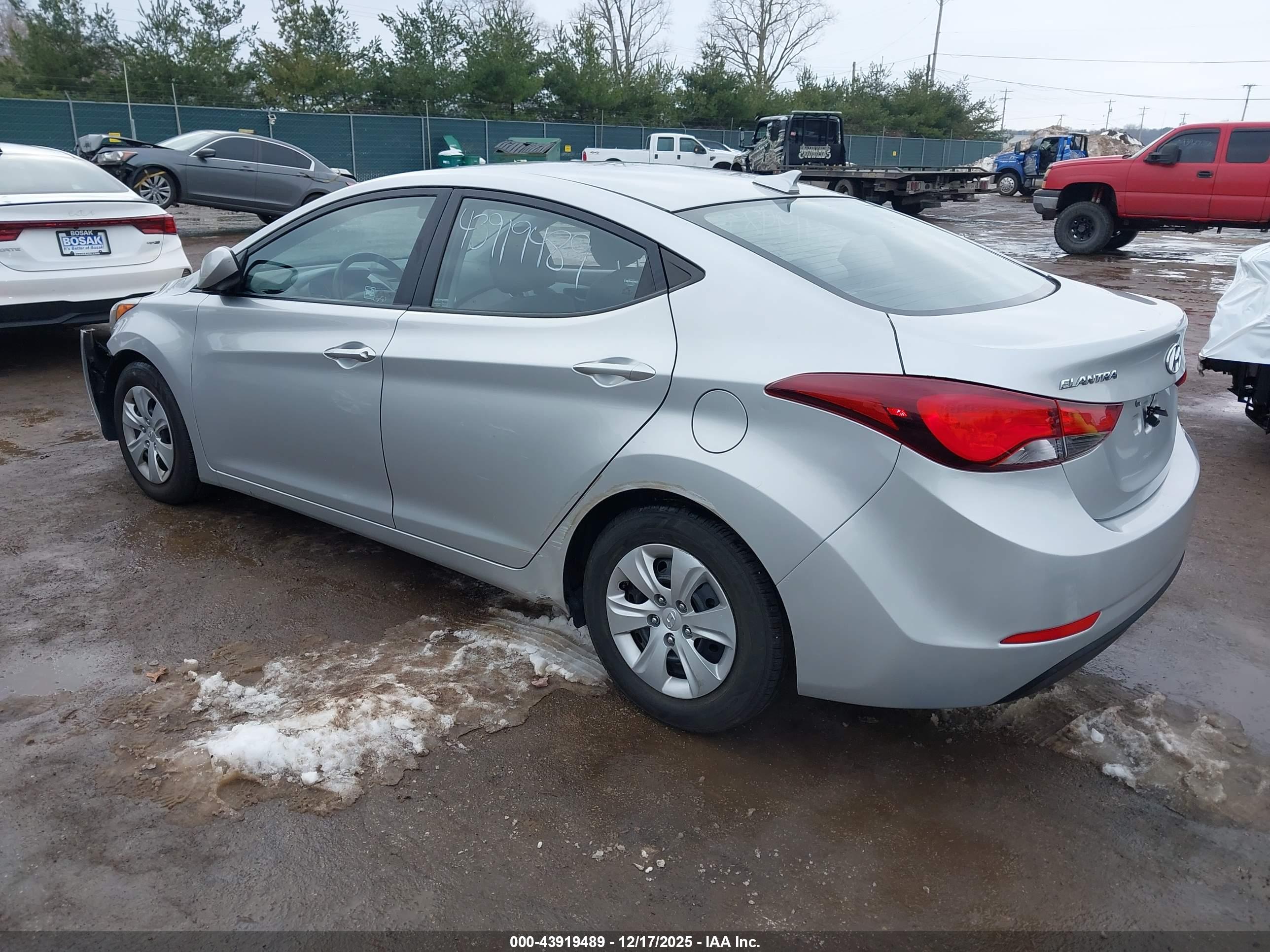 HYUNDAI ELANTRA image 3