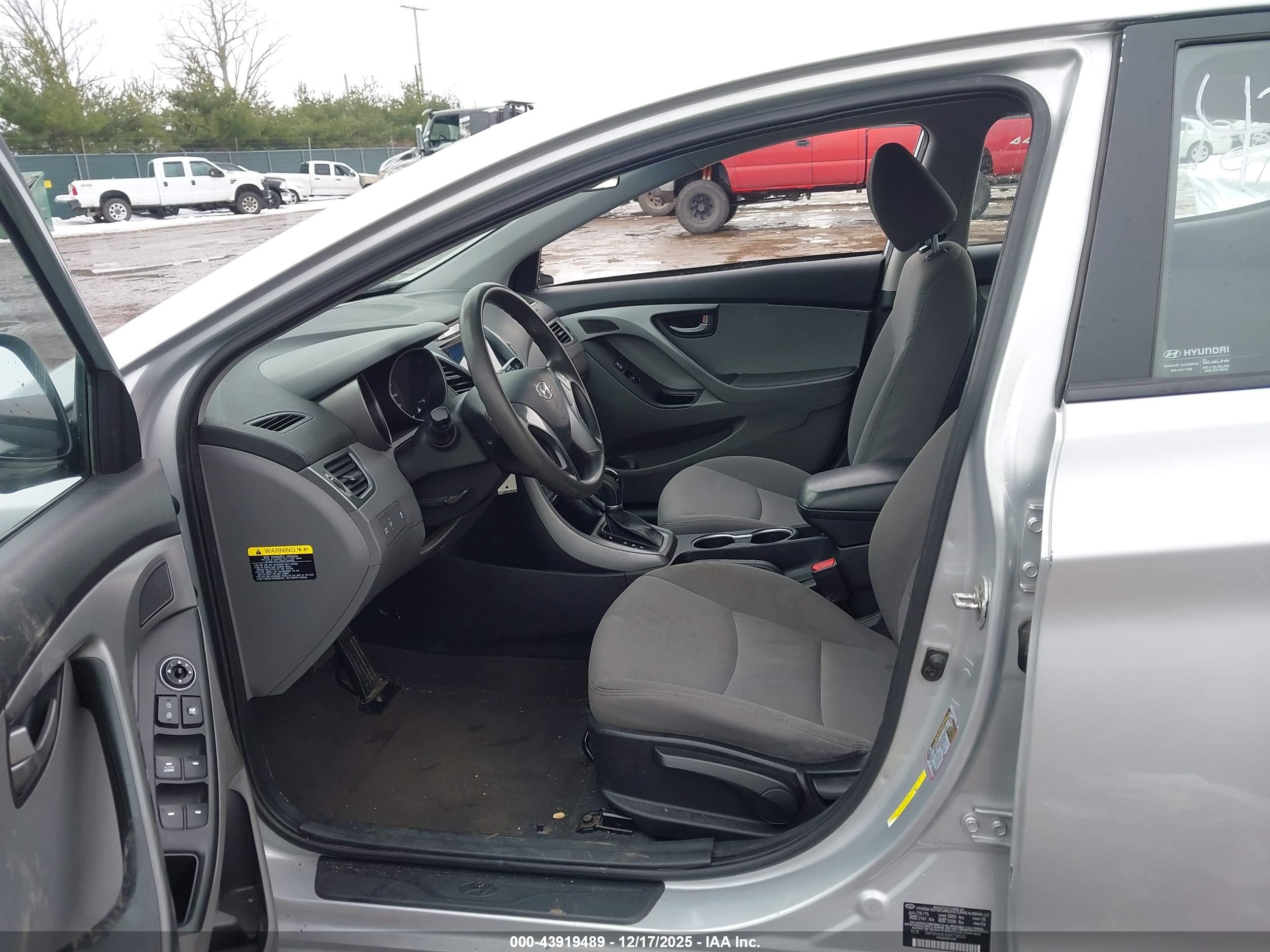 HYUNDAI ELANTRA image 5