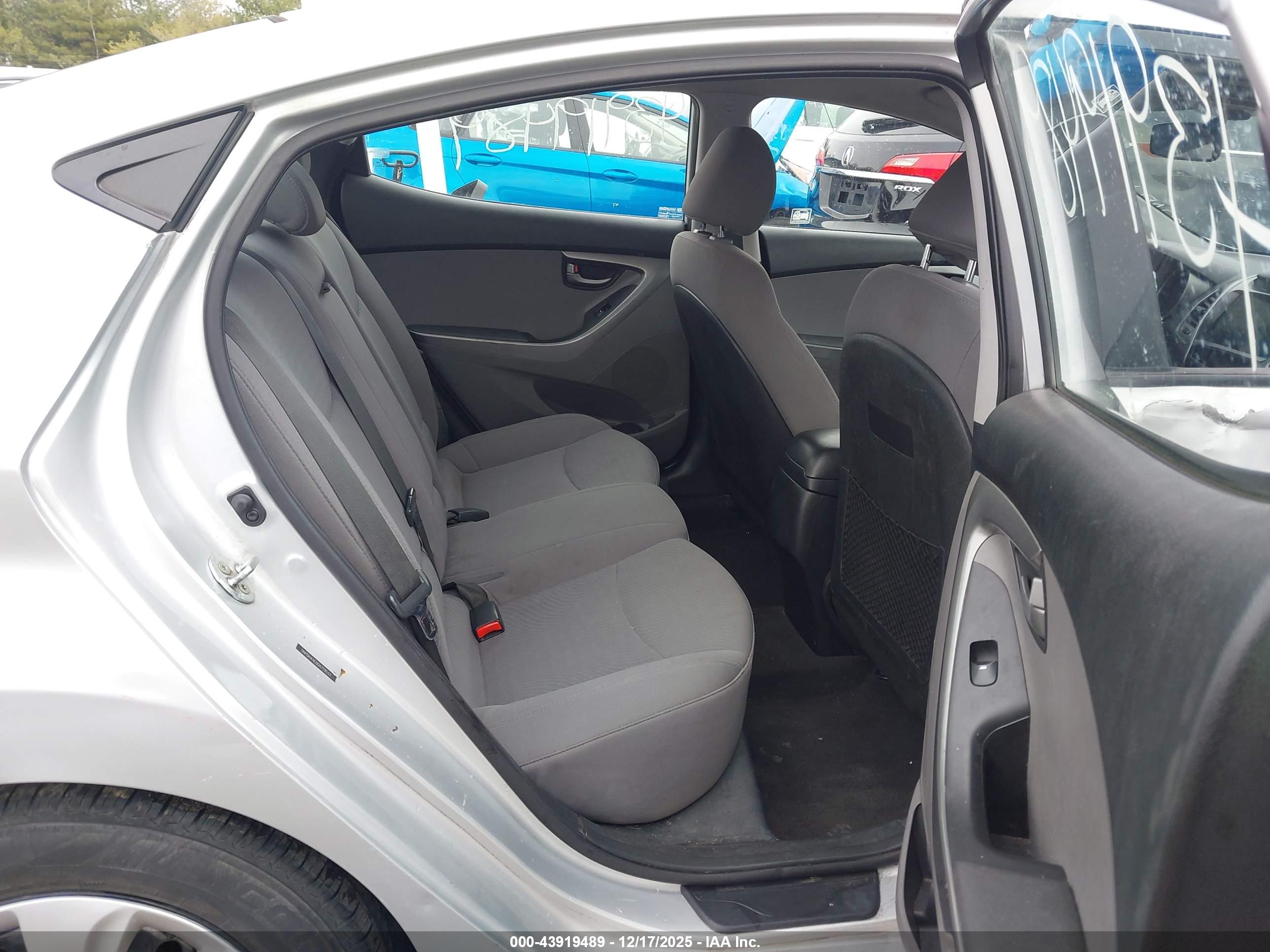 HYUNDAI ELANTRA image 8