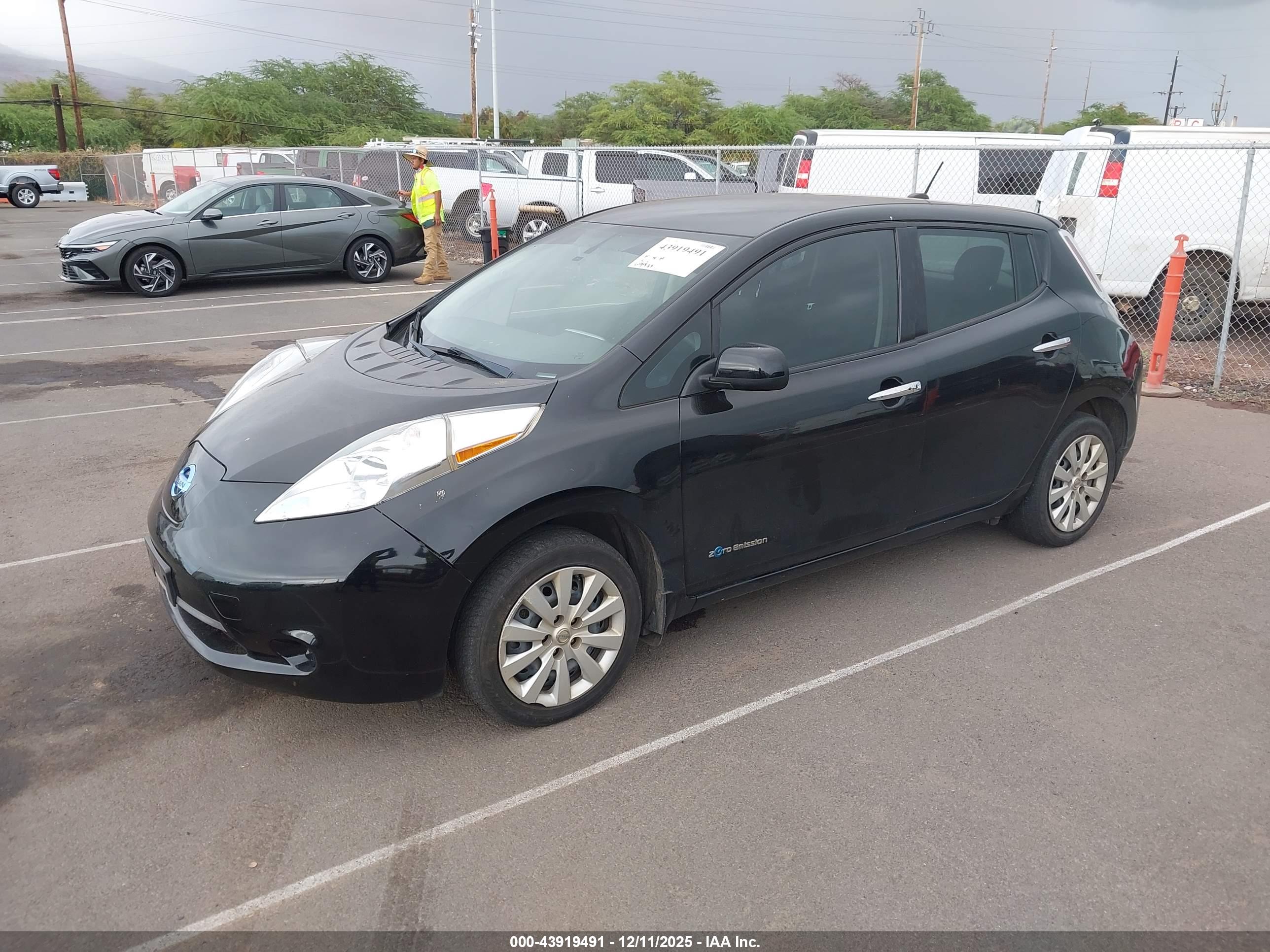 NISSAN LEAF image 2