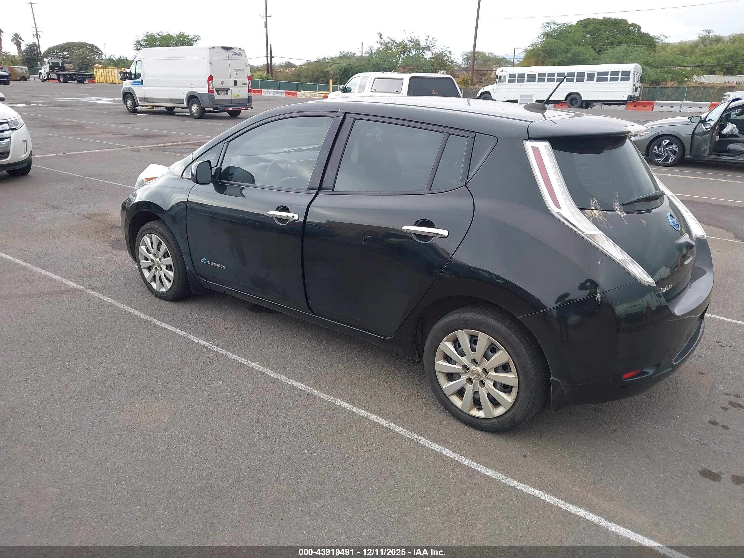 NISSAN LEAF image 3