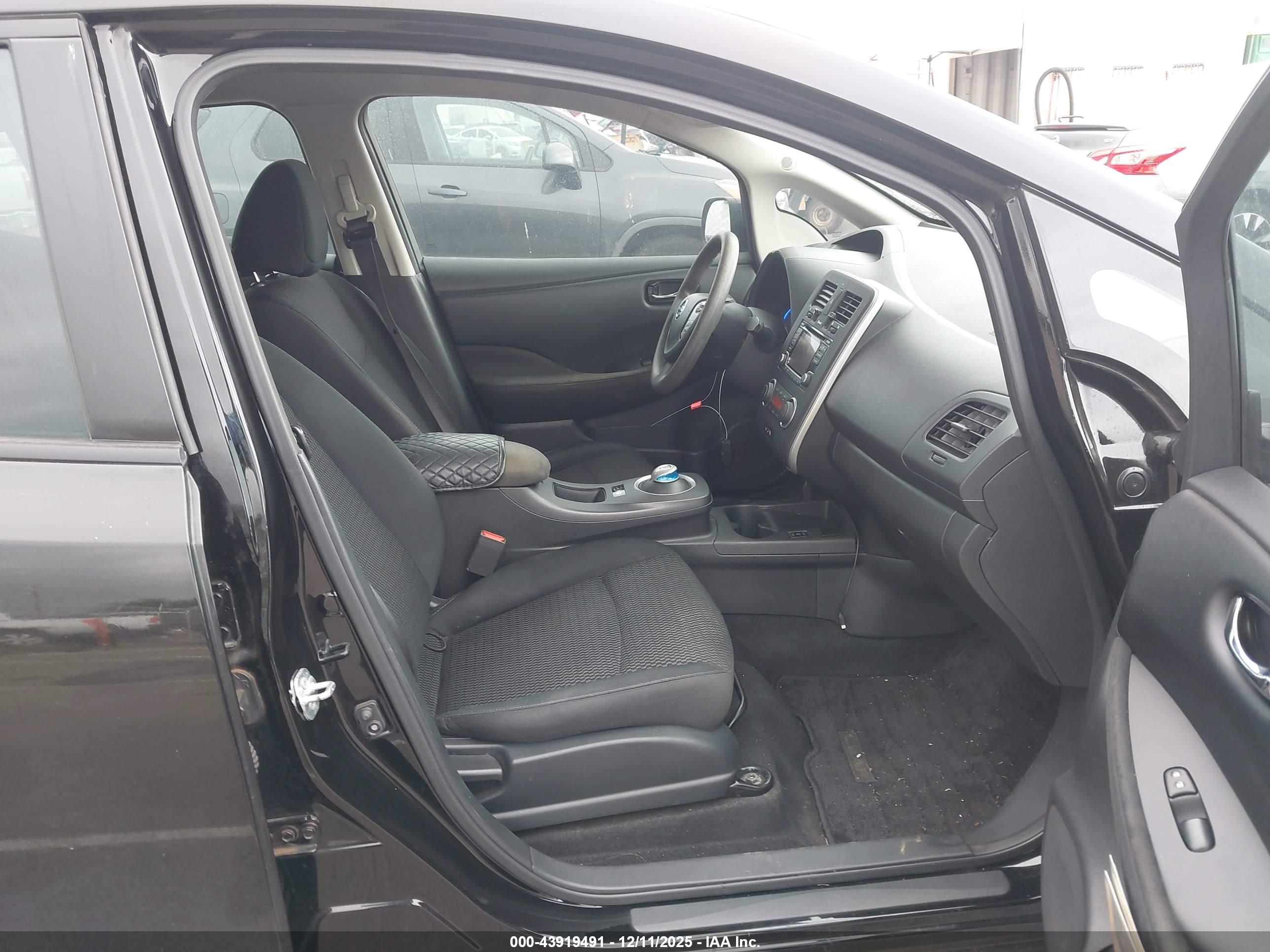 NISSAN LEAF image 5