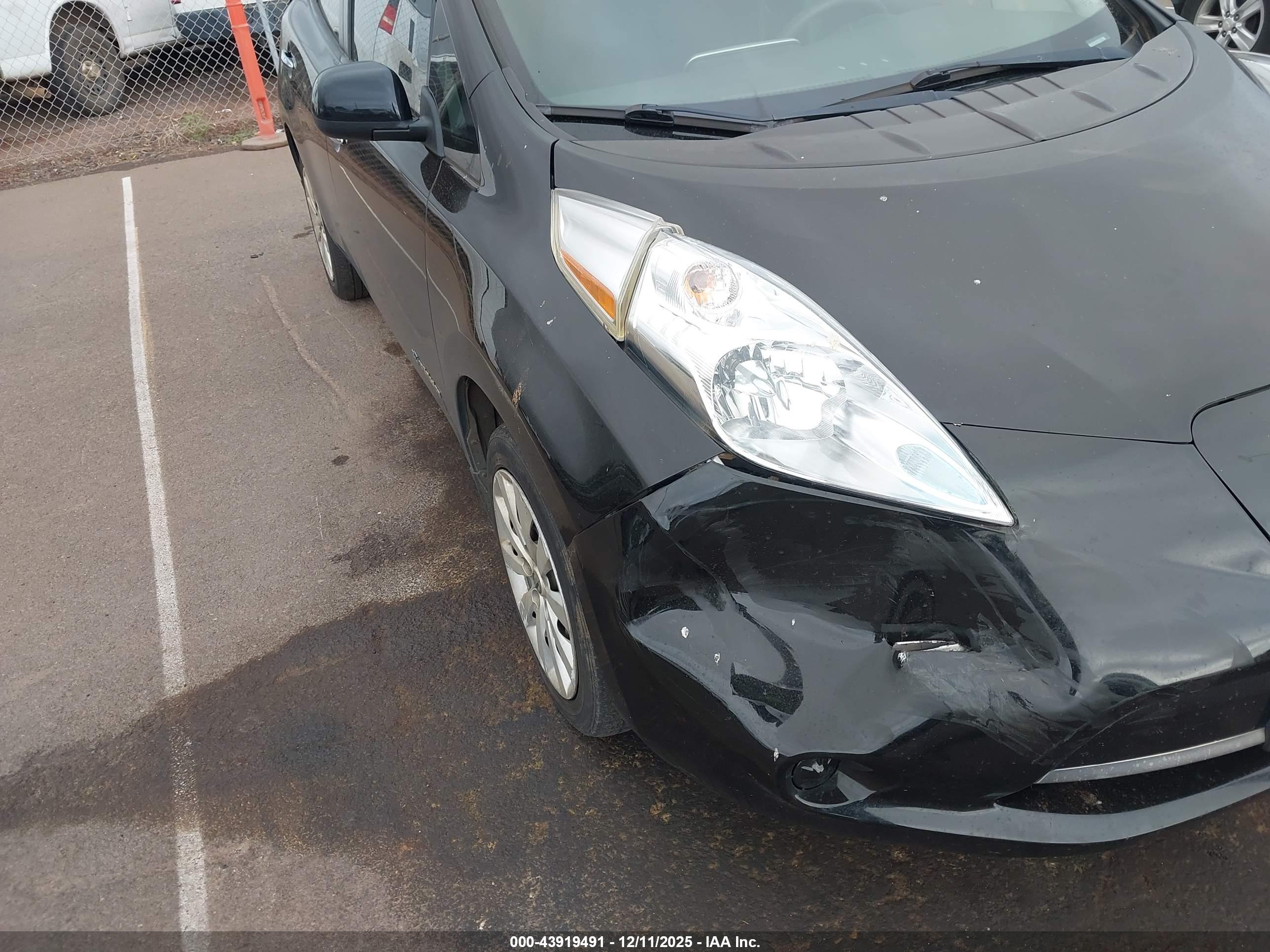 NISSAN LEAF image 6