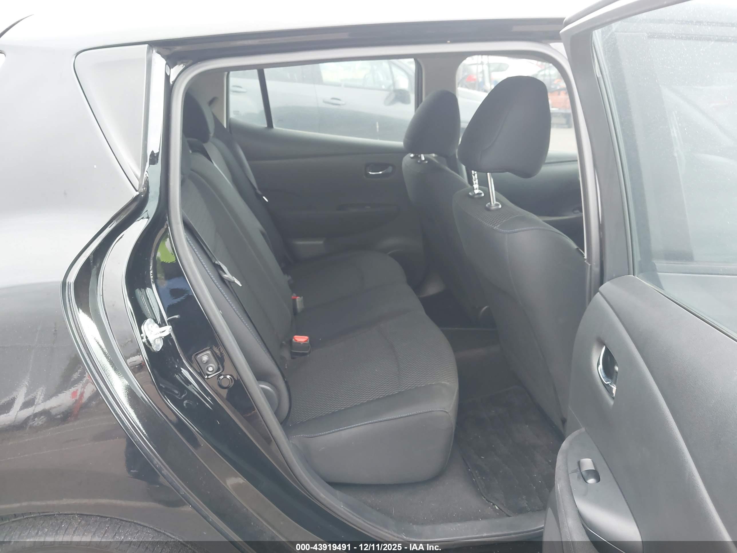 NISSAN LEAF image 8