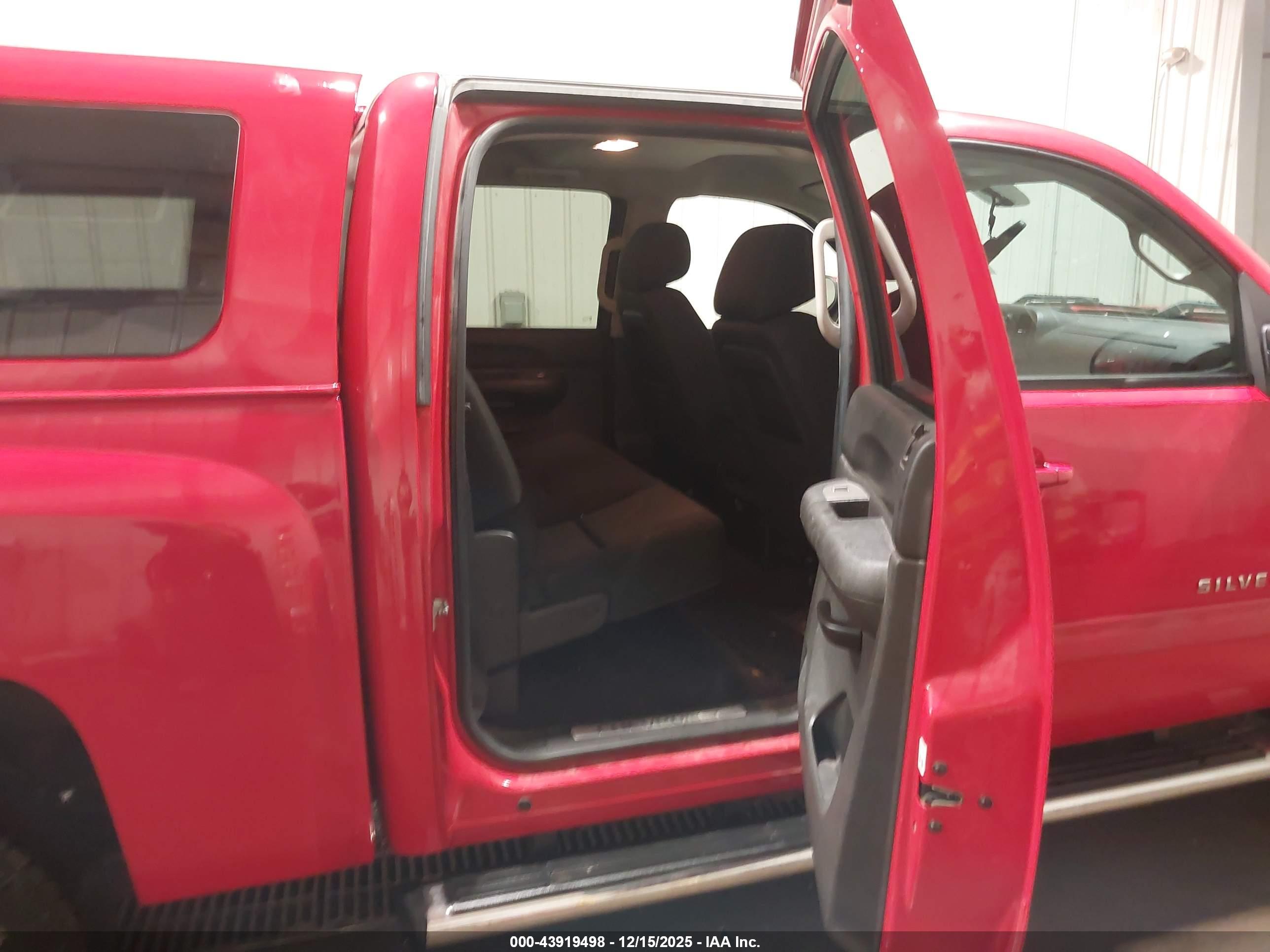 CHEVROLET SILVERADO image 8