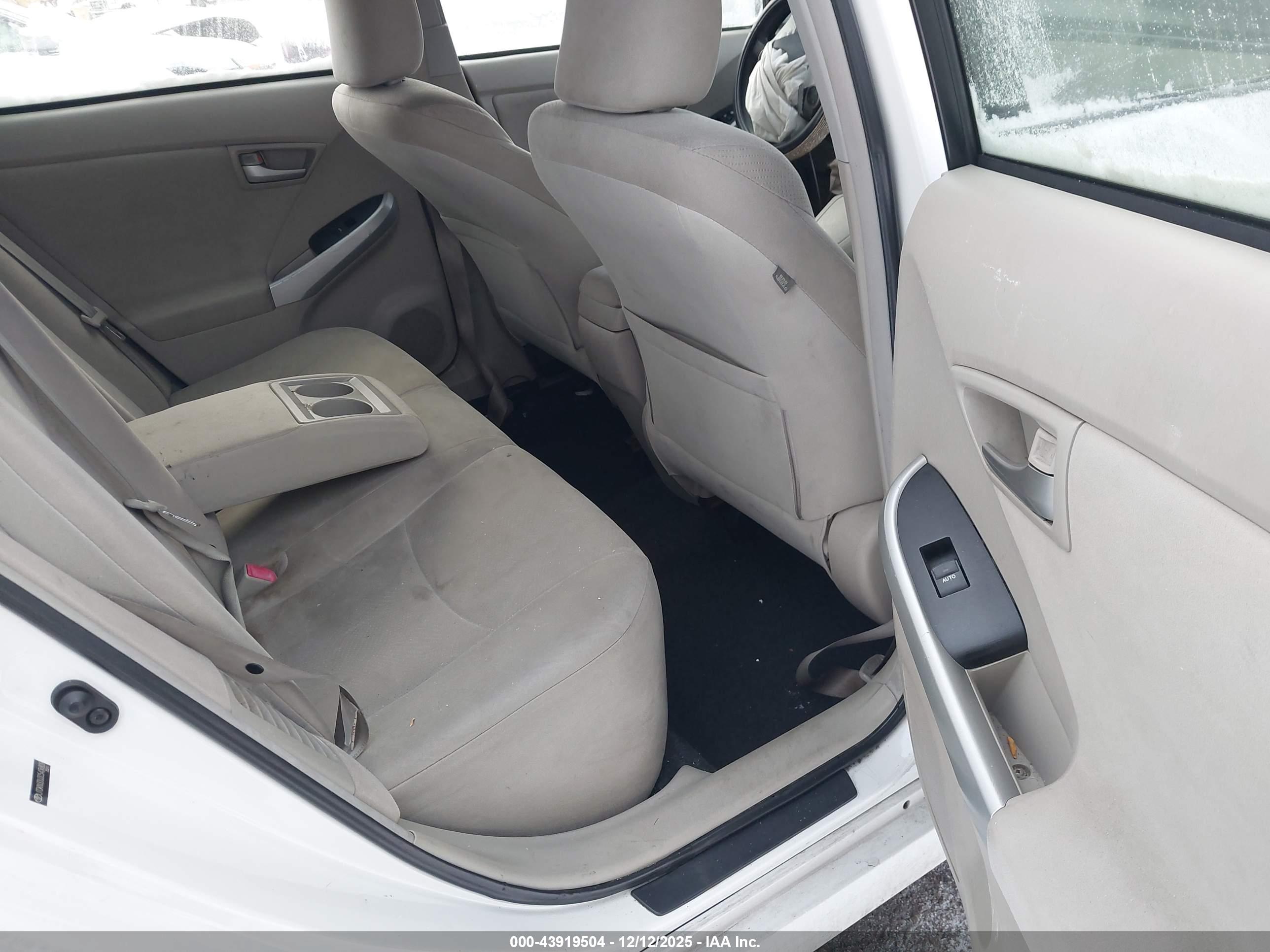 TOYOTA PRIUS image 8