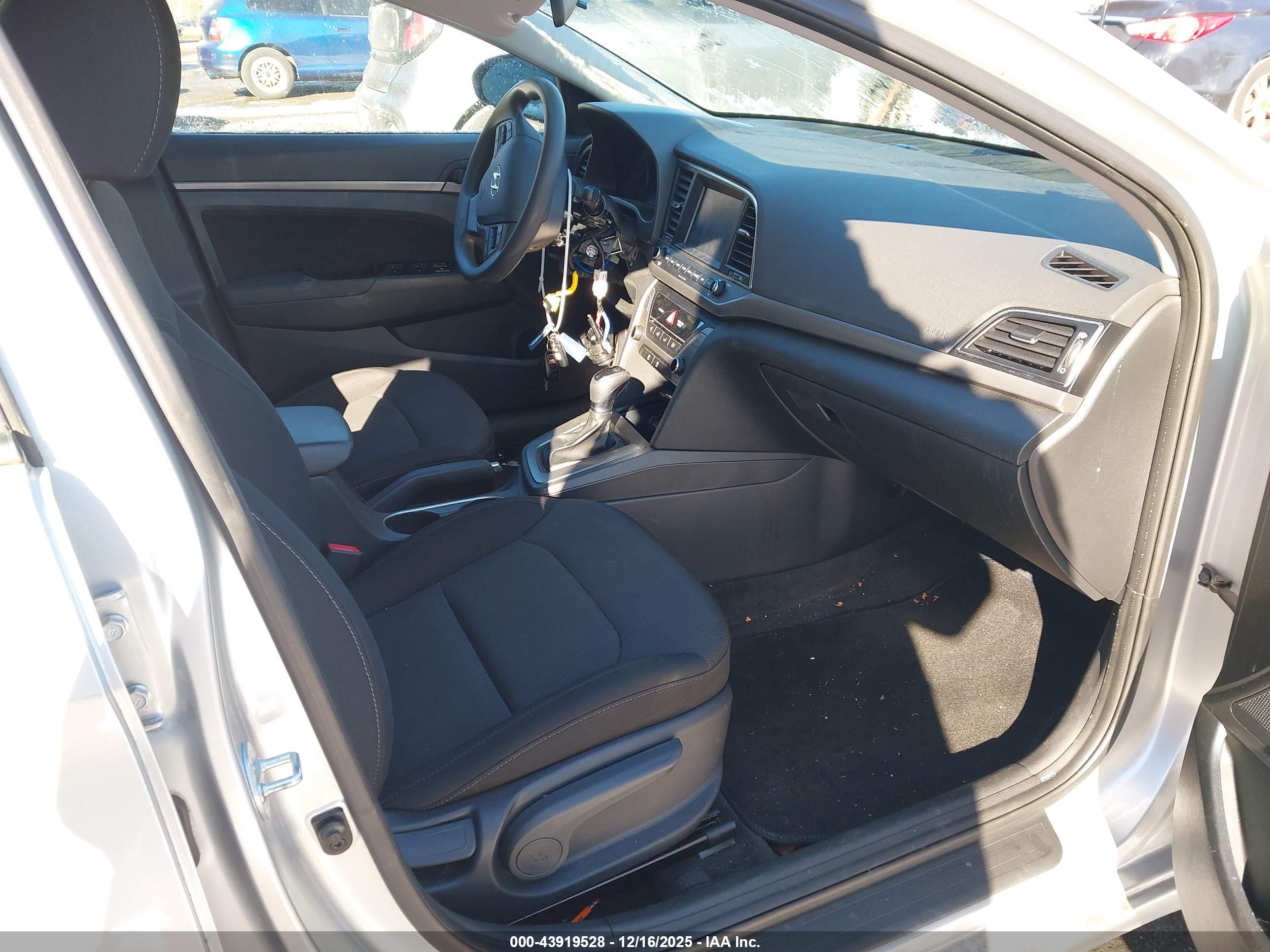 HYUNDAI ELANTRA image 5