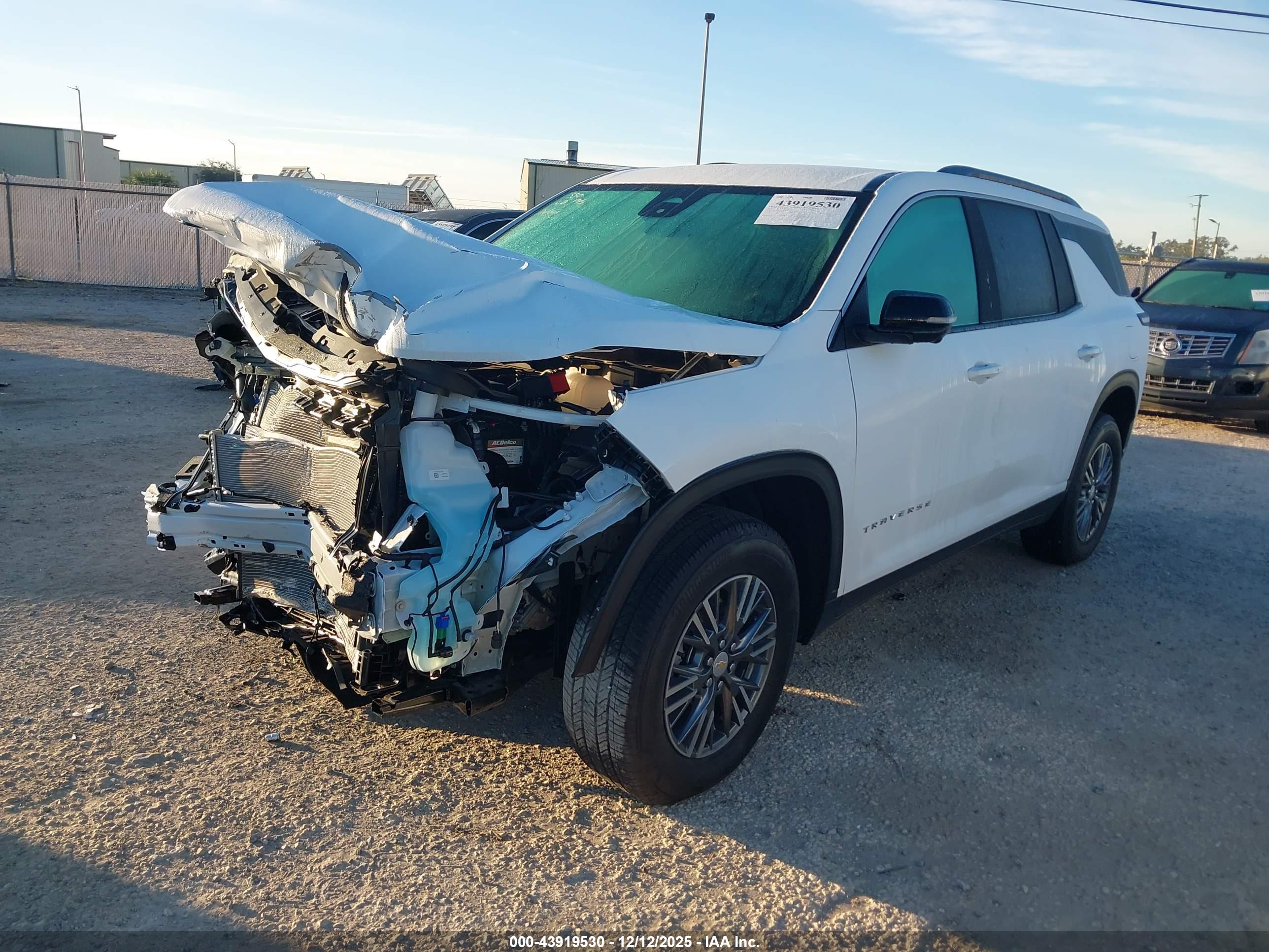 CHEVROLET TRAVERSE image 2