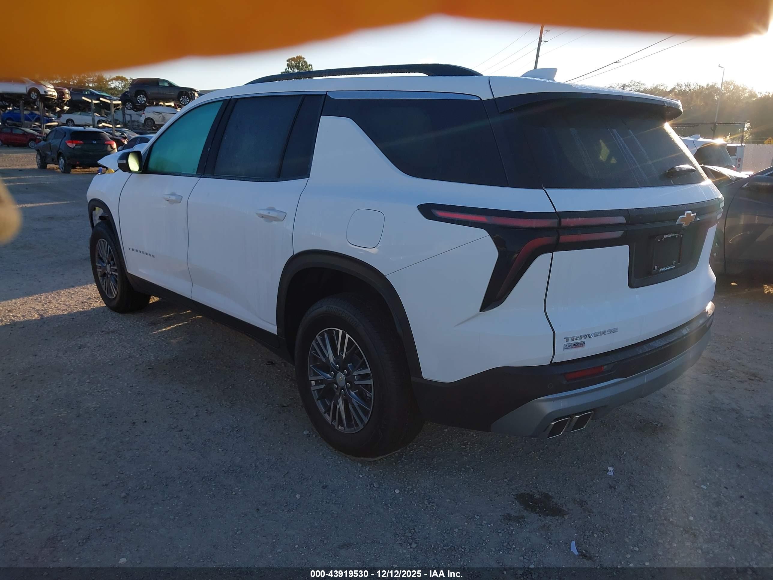 CHEVROLET TRAVERSE image 3