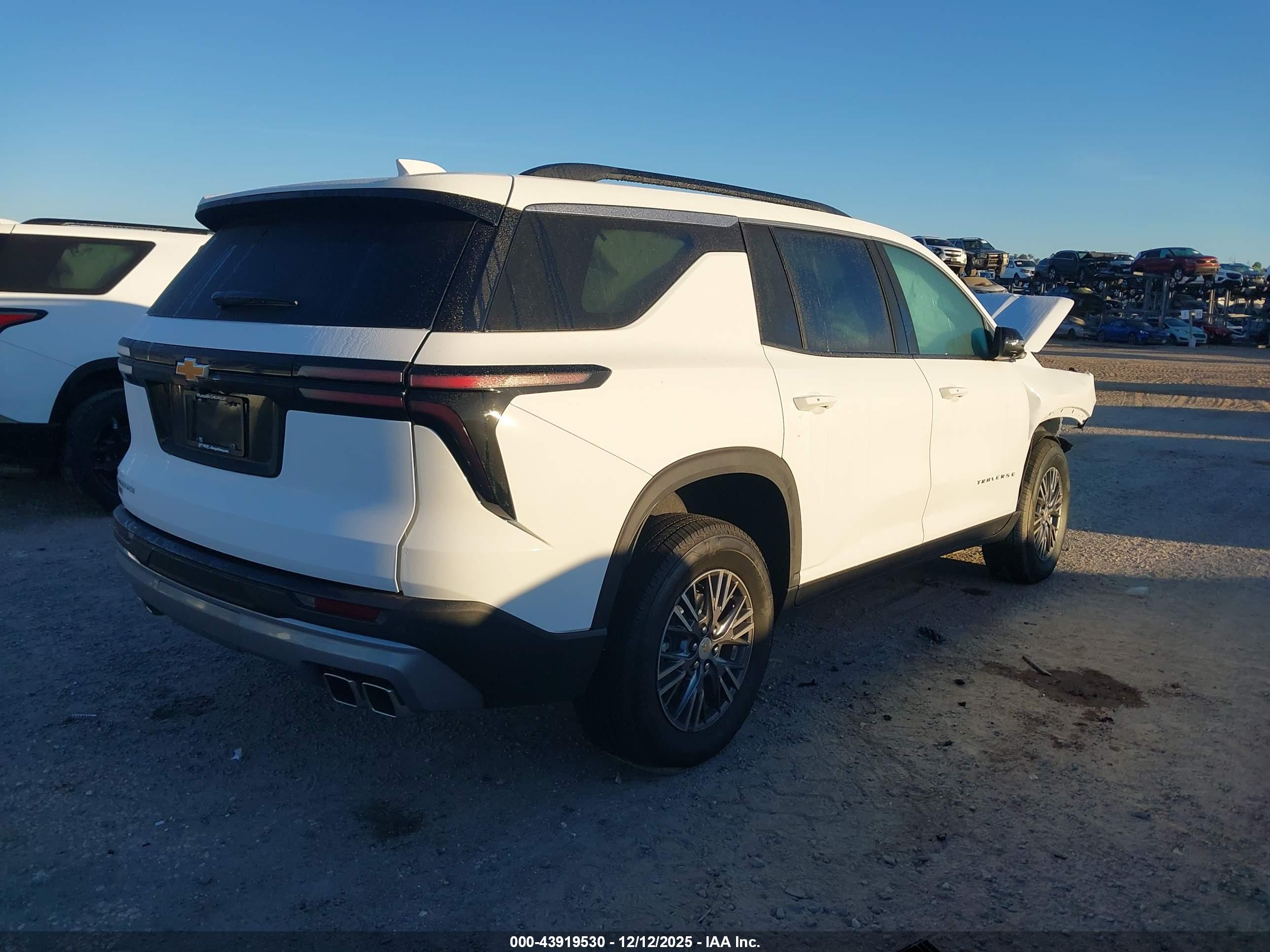 CHEVROLET TRAVERSE image 4