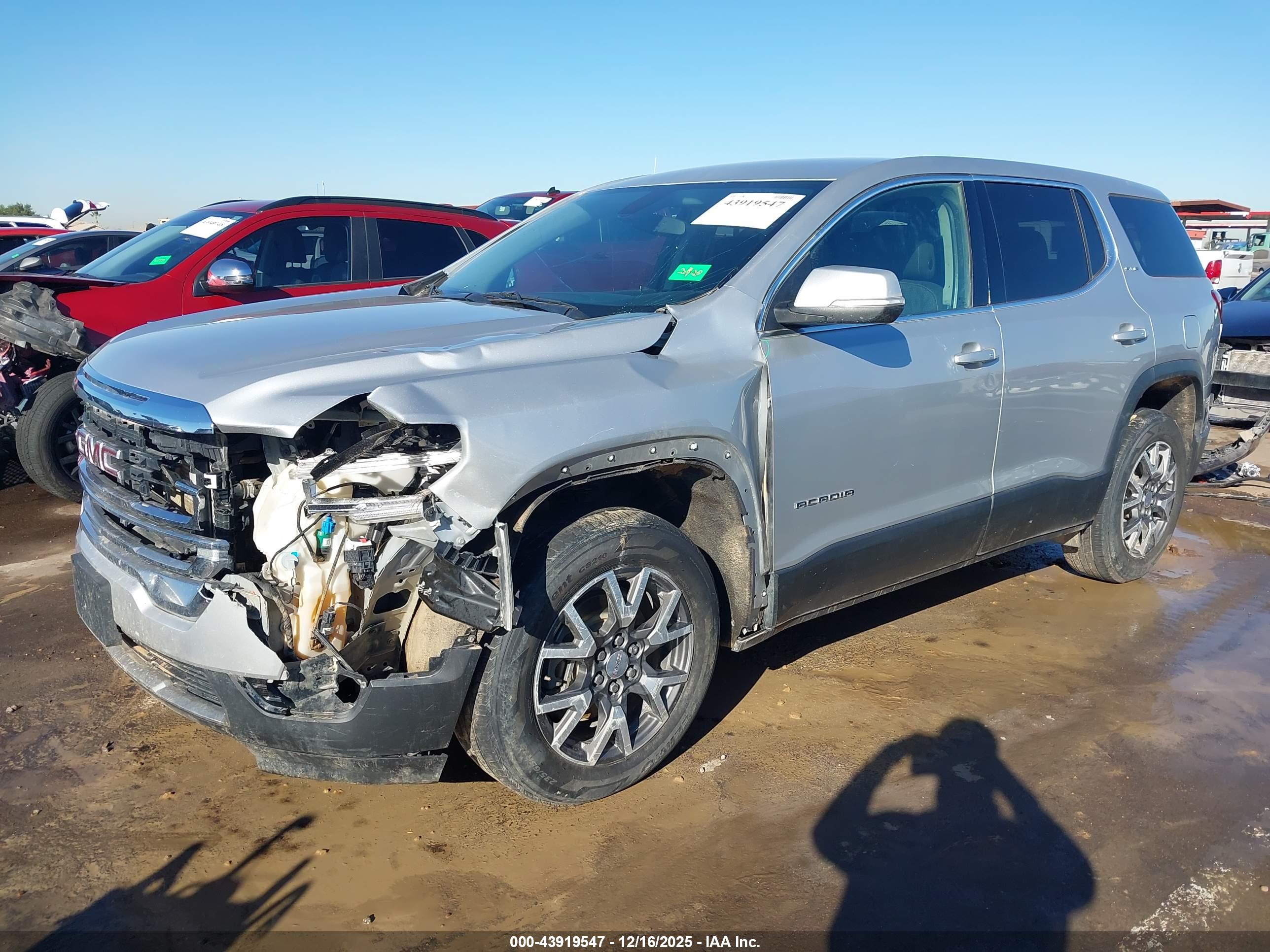 GMC ACADIA image 2