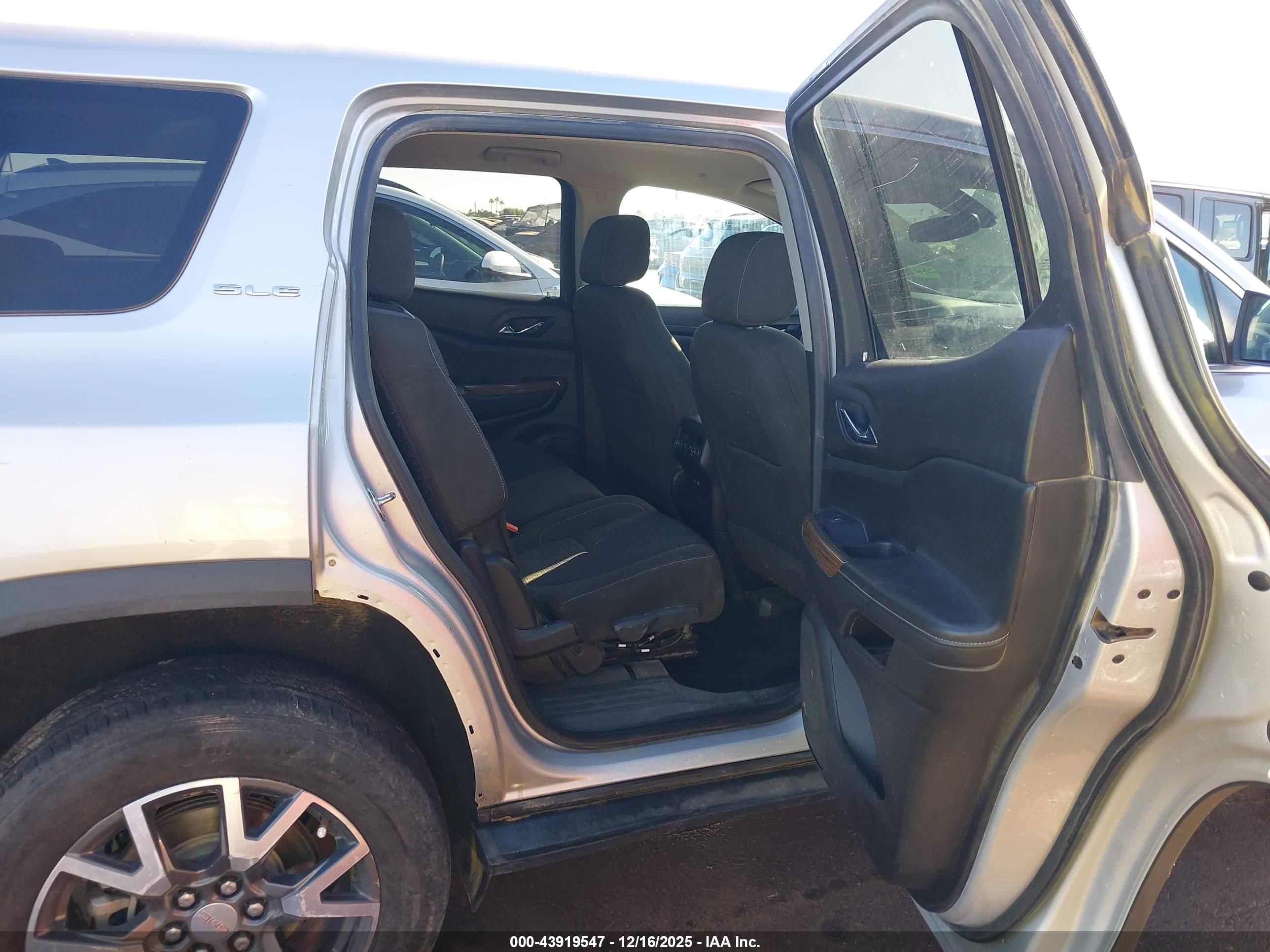 GMC ACADIA image 8