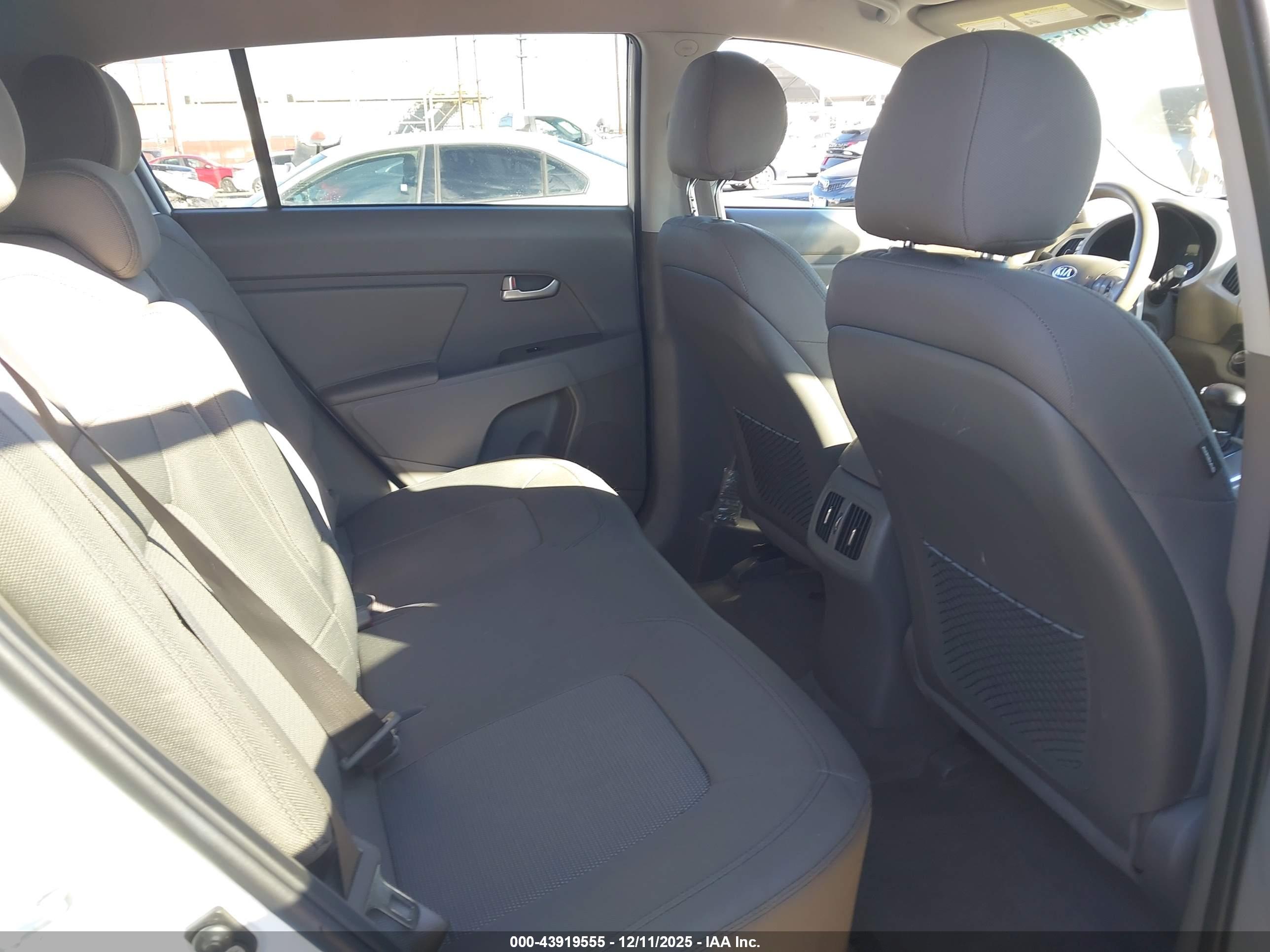 KIA SPORTAGE image 8