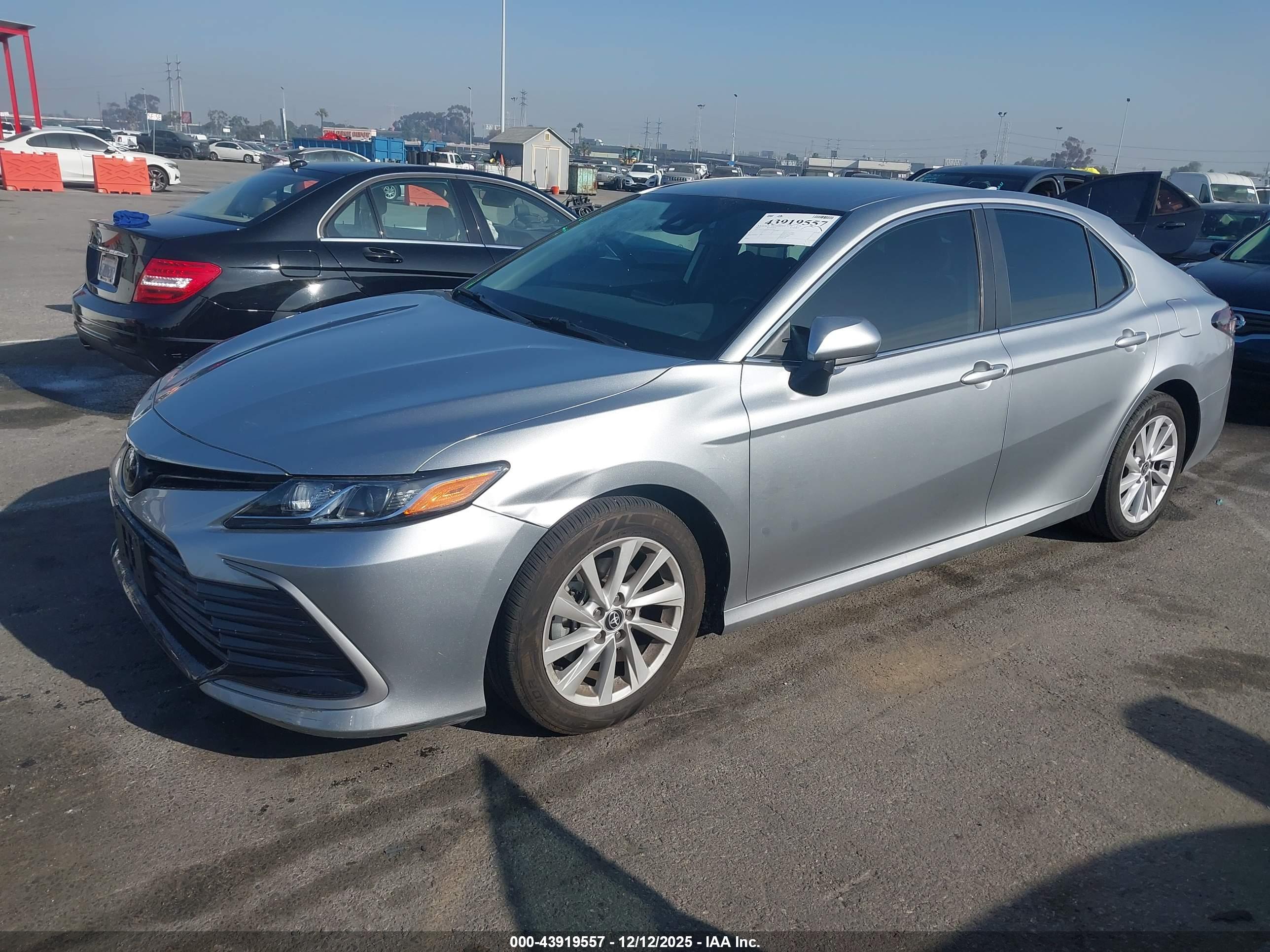 TOYOTA CAMRY image 2