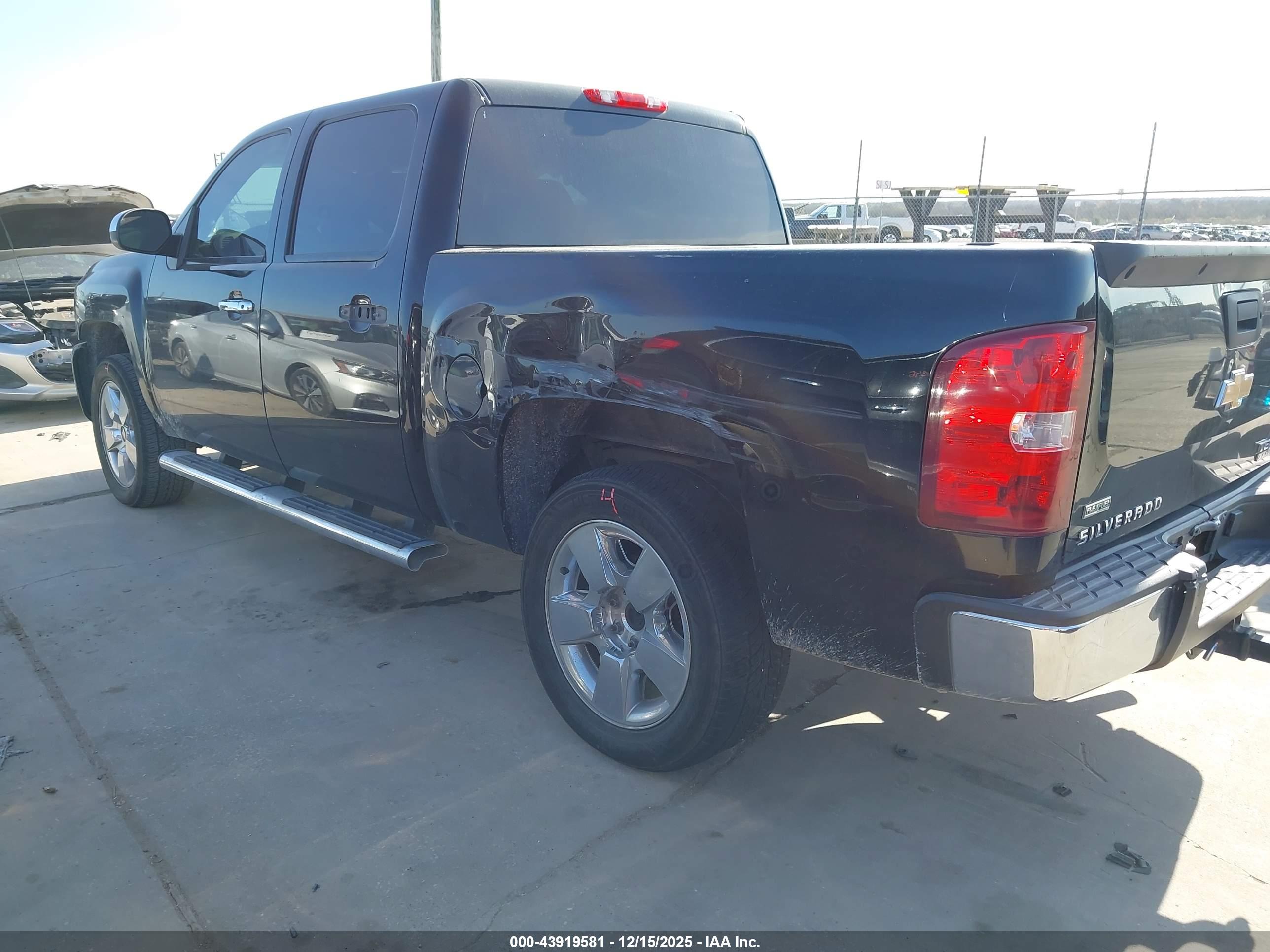 CHEVROLET SILVERADO image 3