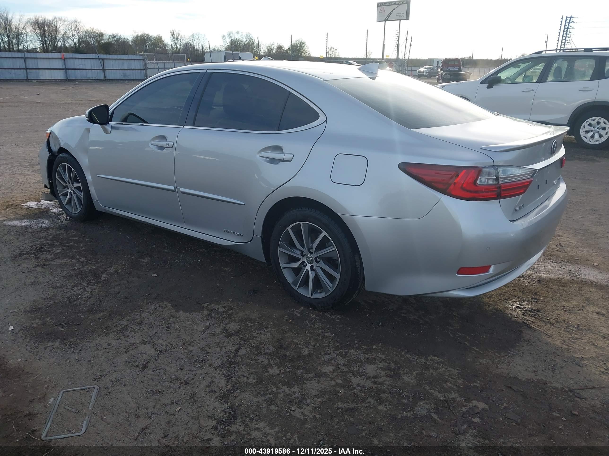 LEXUS ES image 3