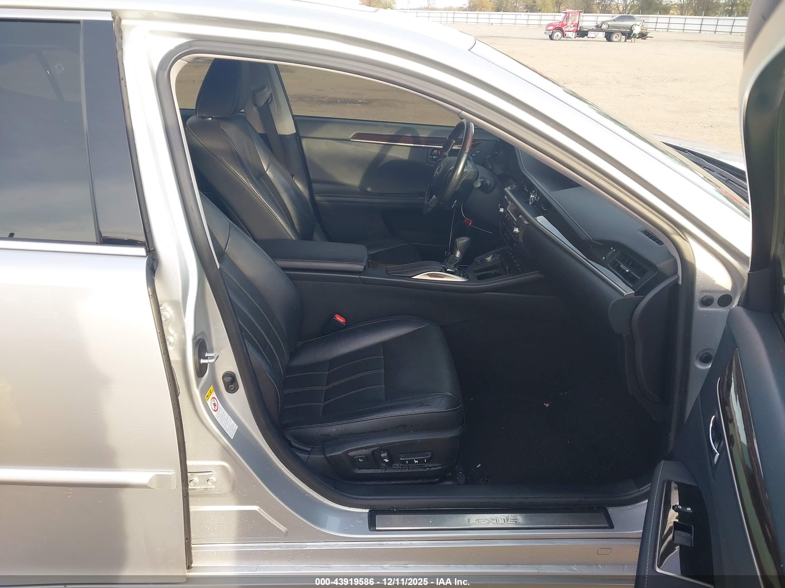 LEXUS ES image 5