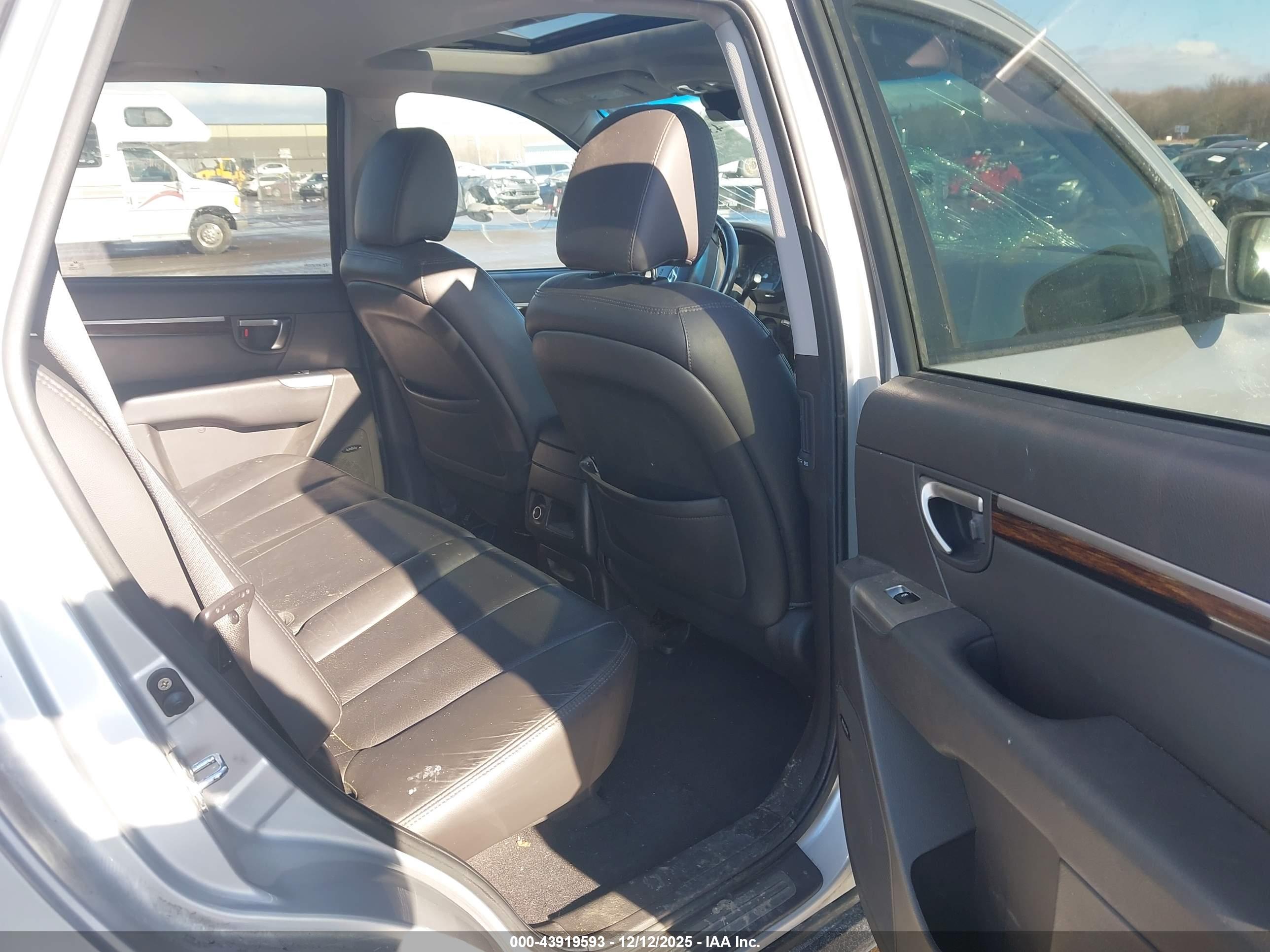 HYUNDAI SANTA image 8