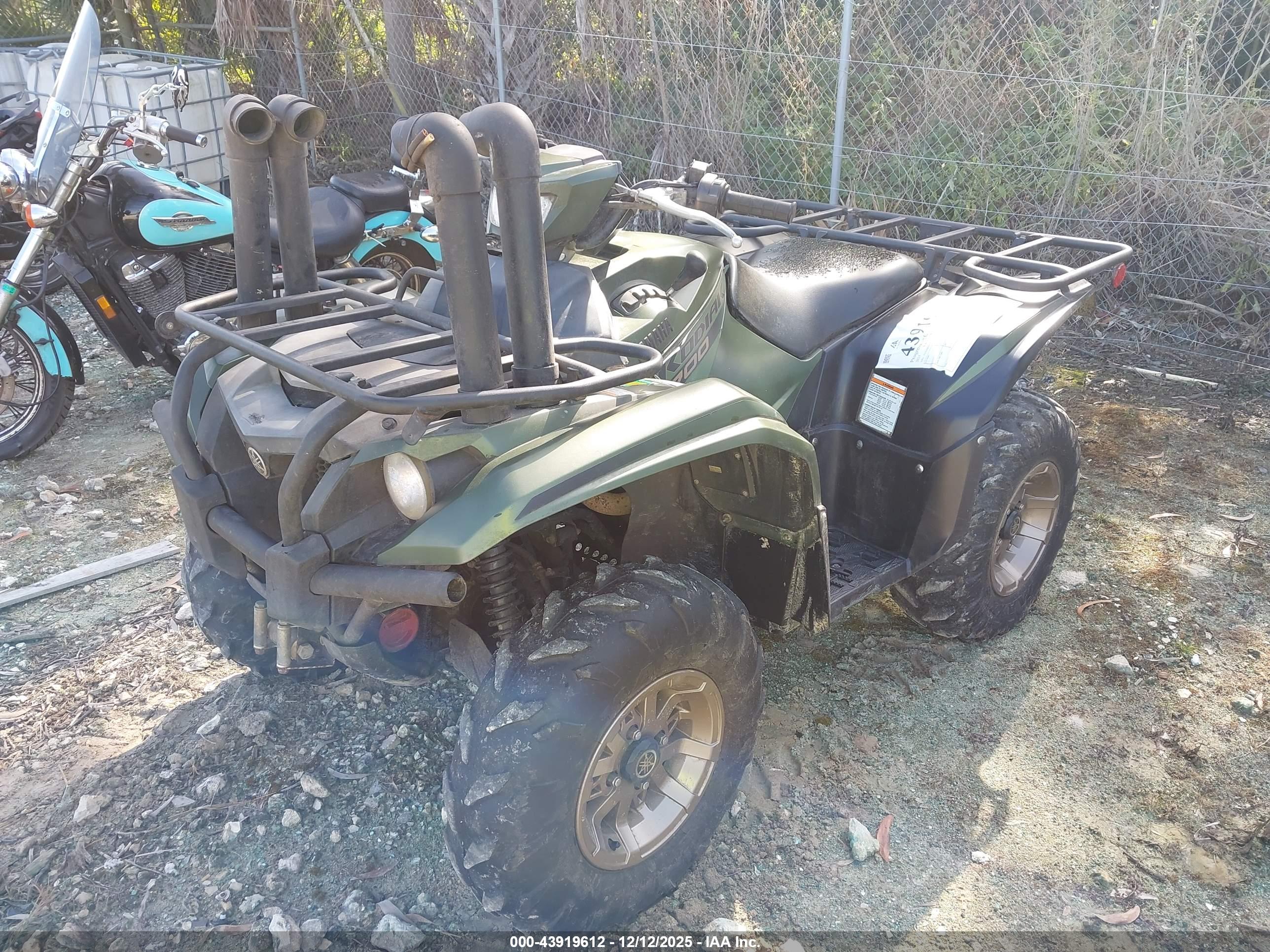 YAMAHA YFM700 image 2
