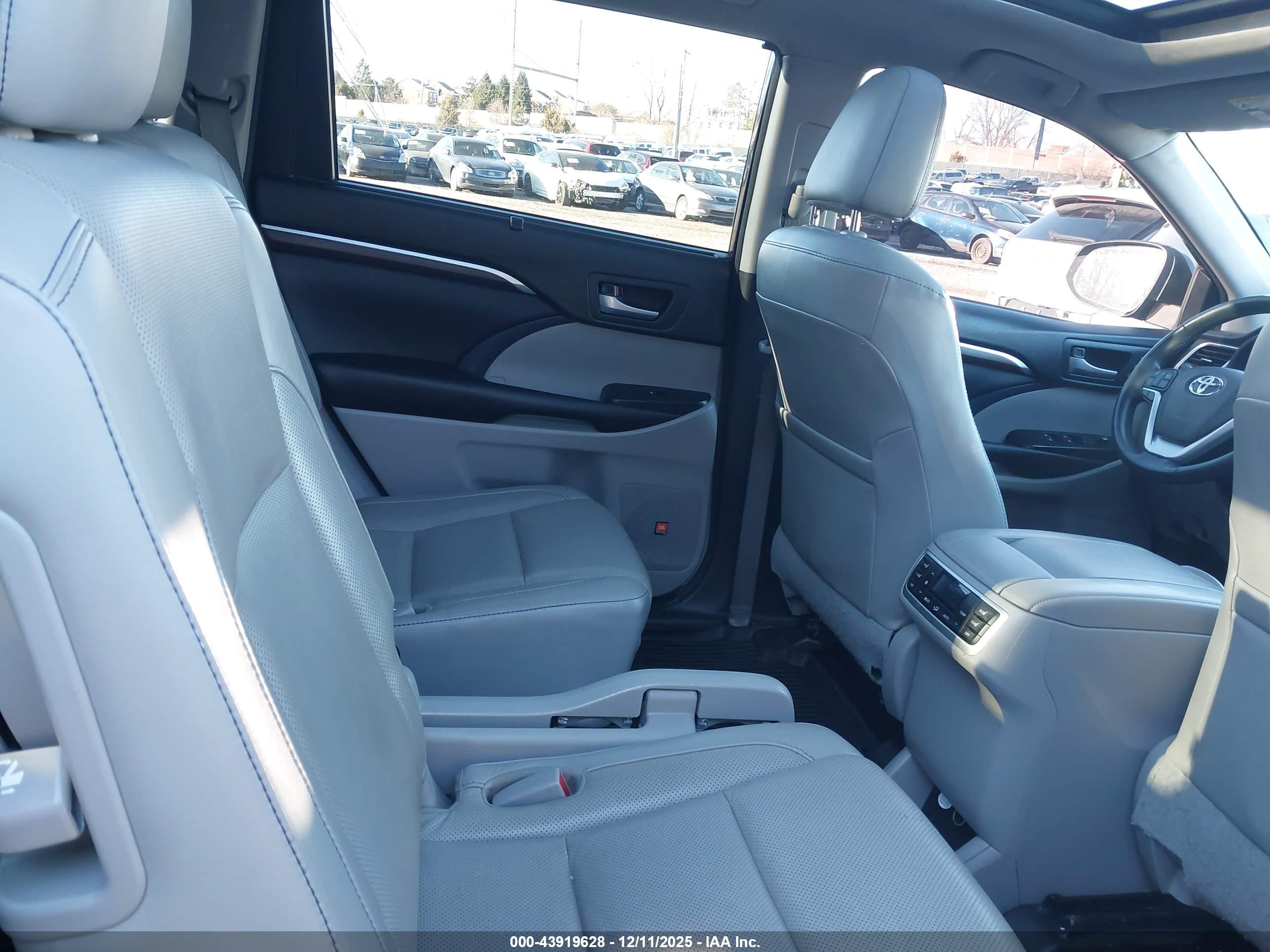 TOYOTA HIGHLANDER image 8