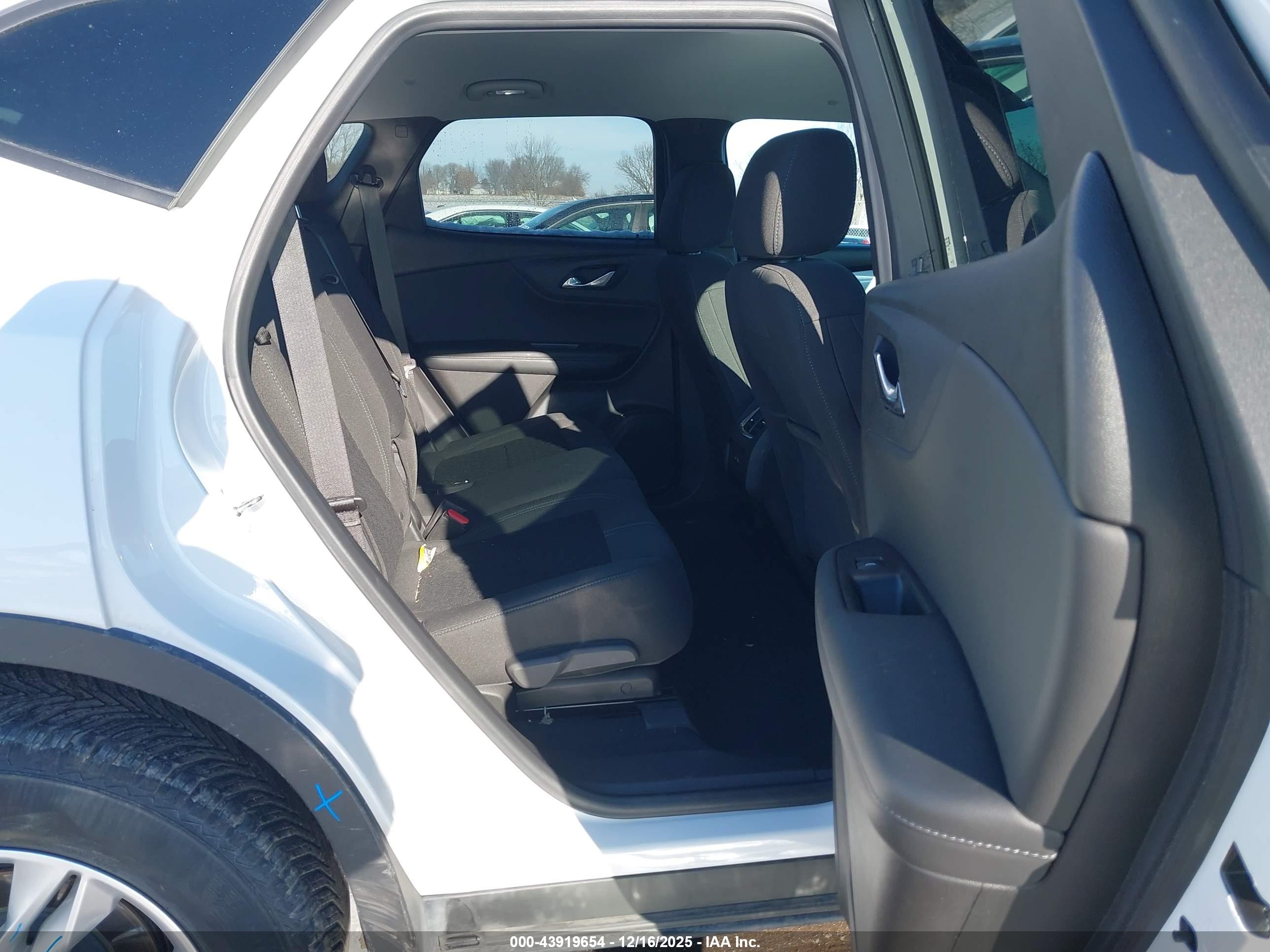CHEVROLET BLAZER image 8