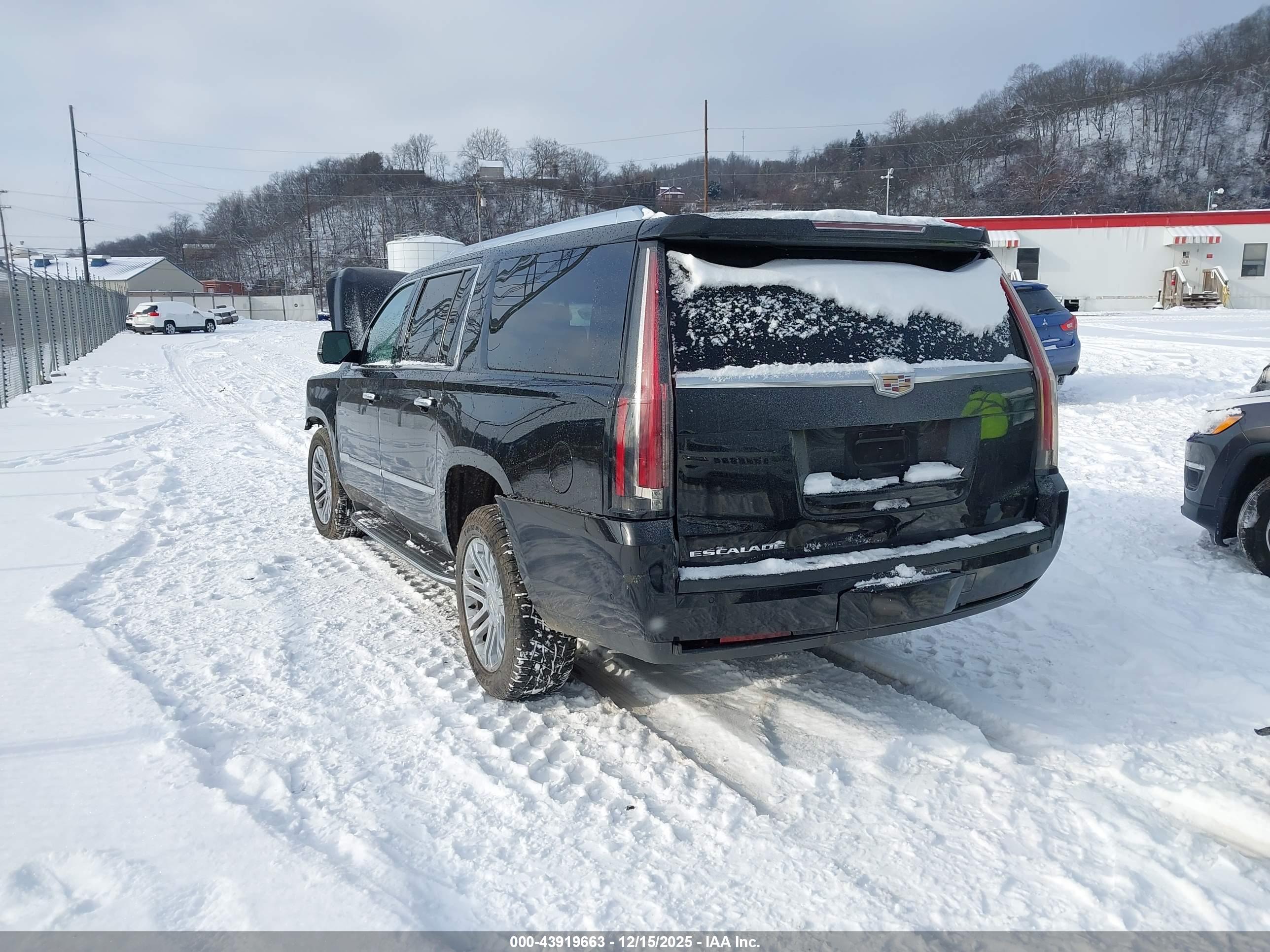 CADILLAC ESCALADE image 3
