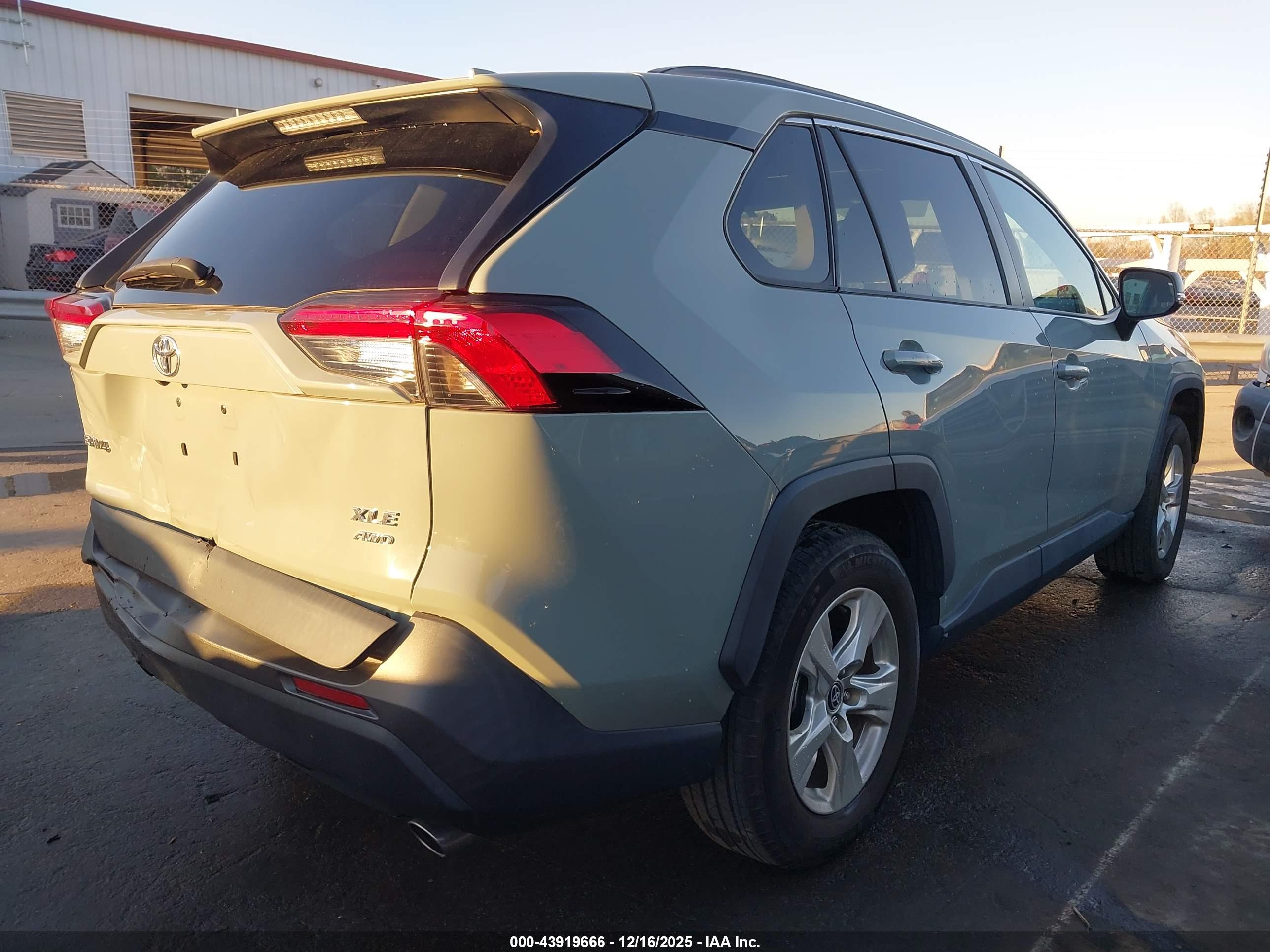 TOYOTA RAV4 image 4
