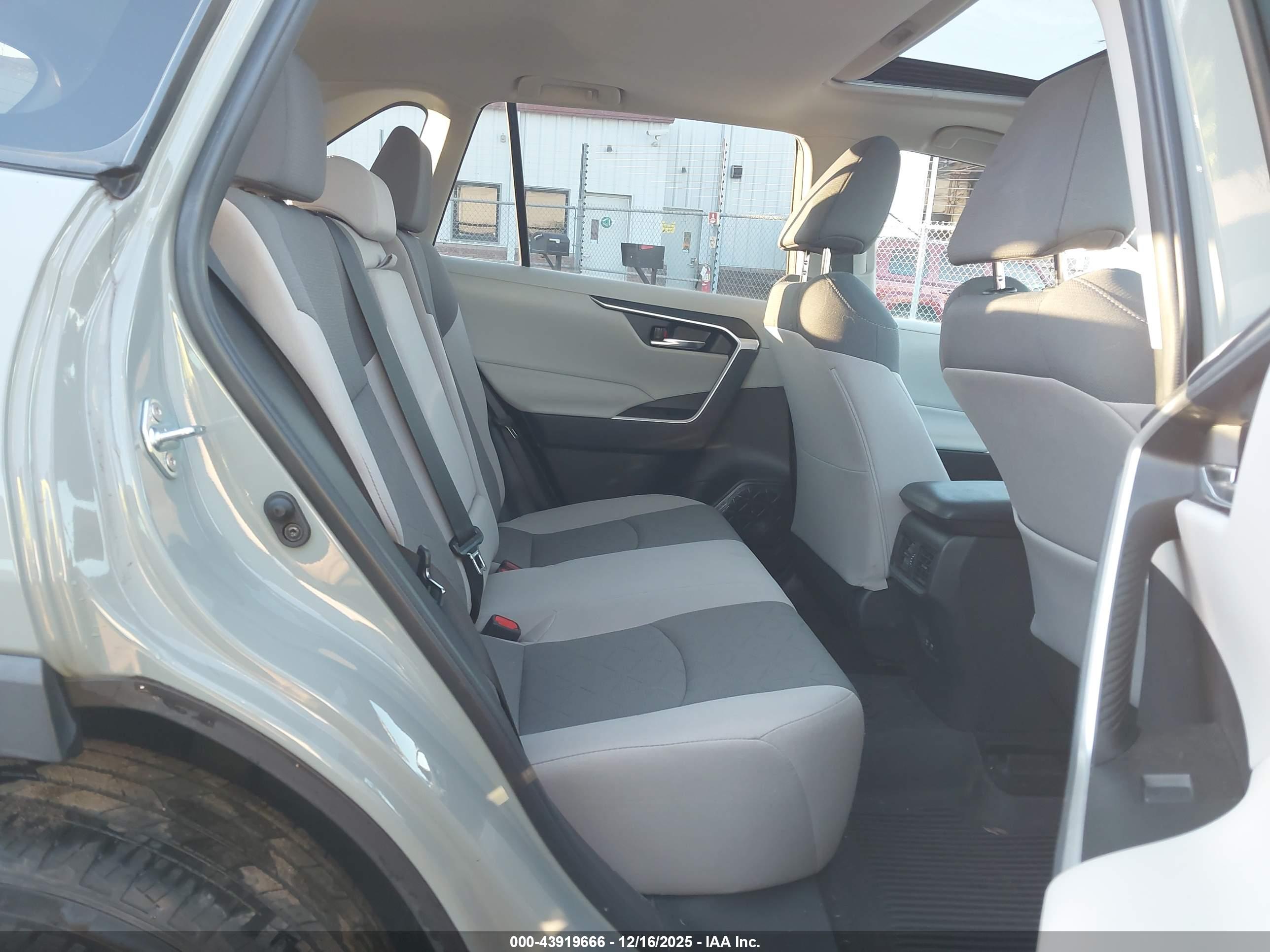 TOYOTA RAV4 image 8