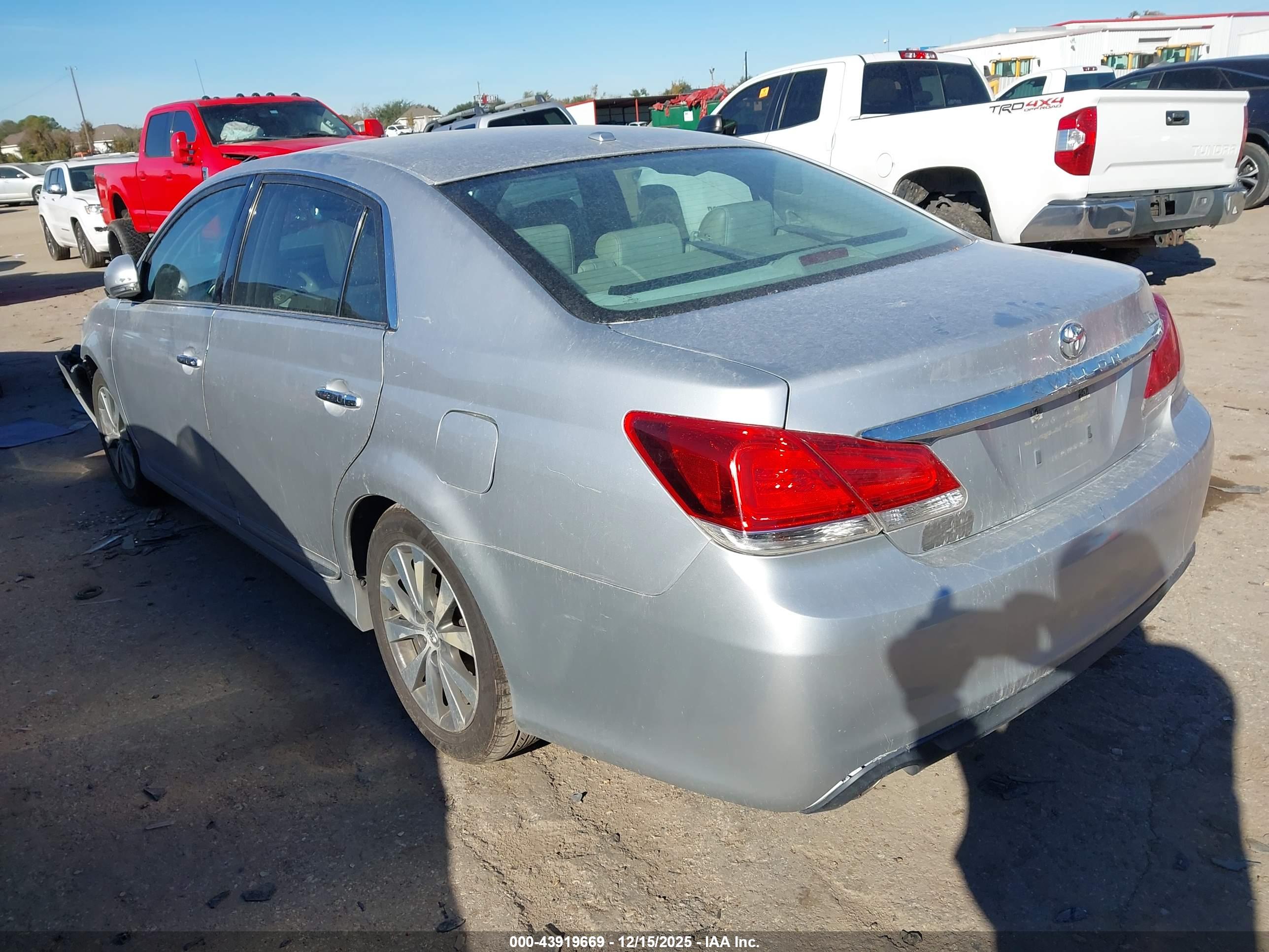 TOYOTA AVALON image 3