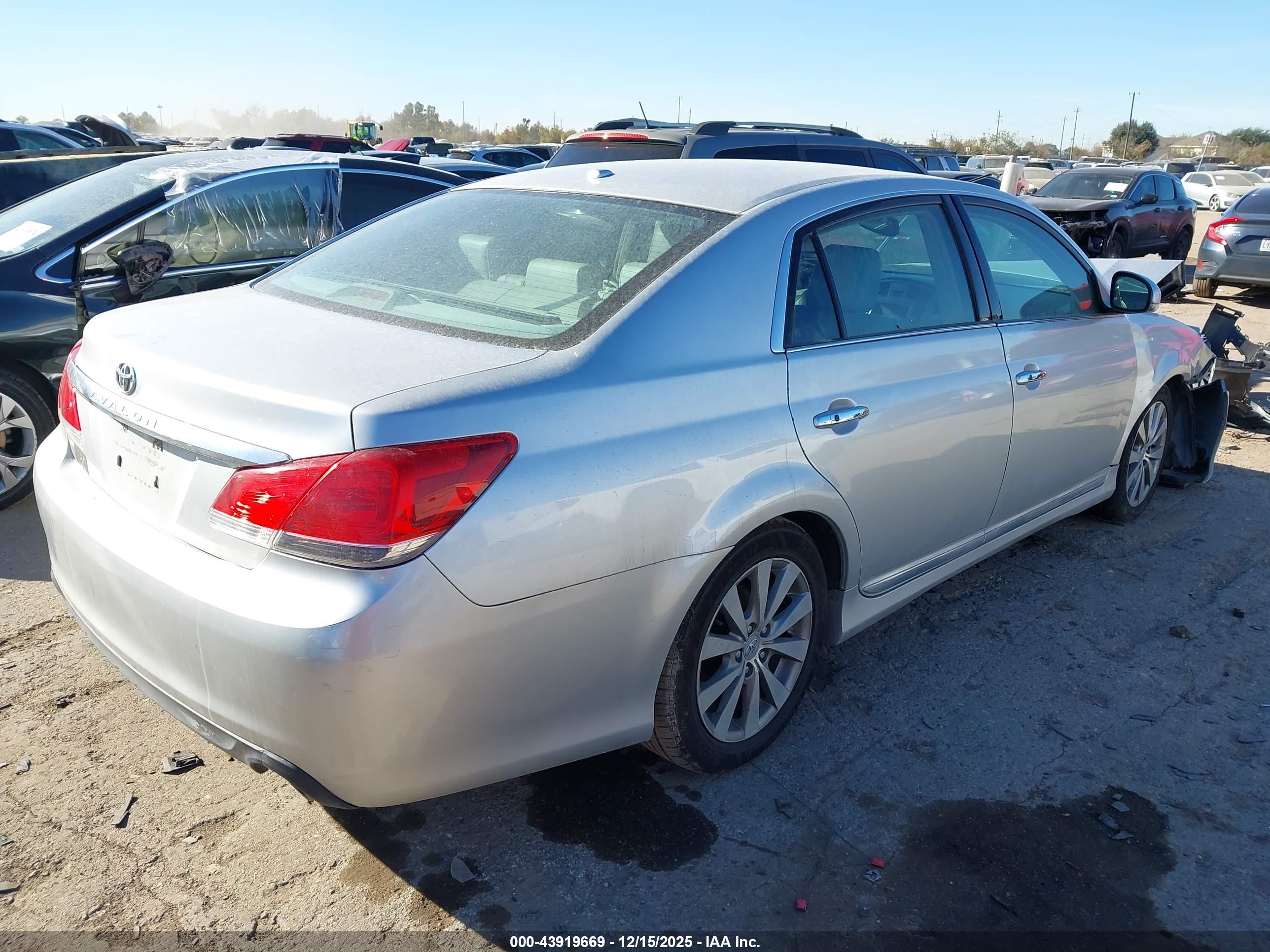 TOYOTA AVALON image 4