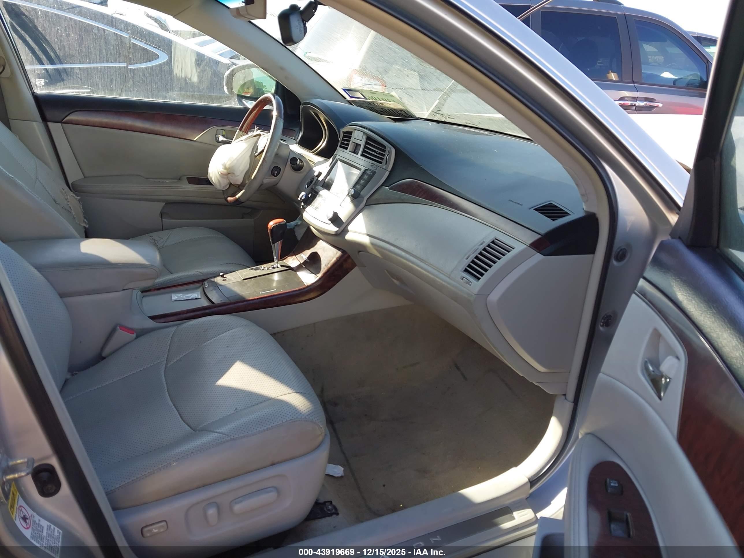 TOYOTA AVALON image 5