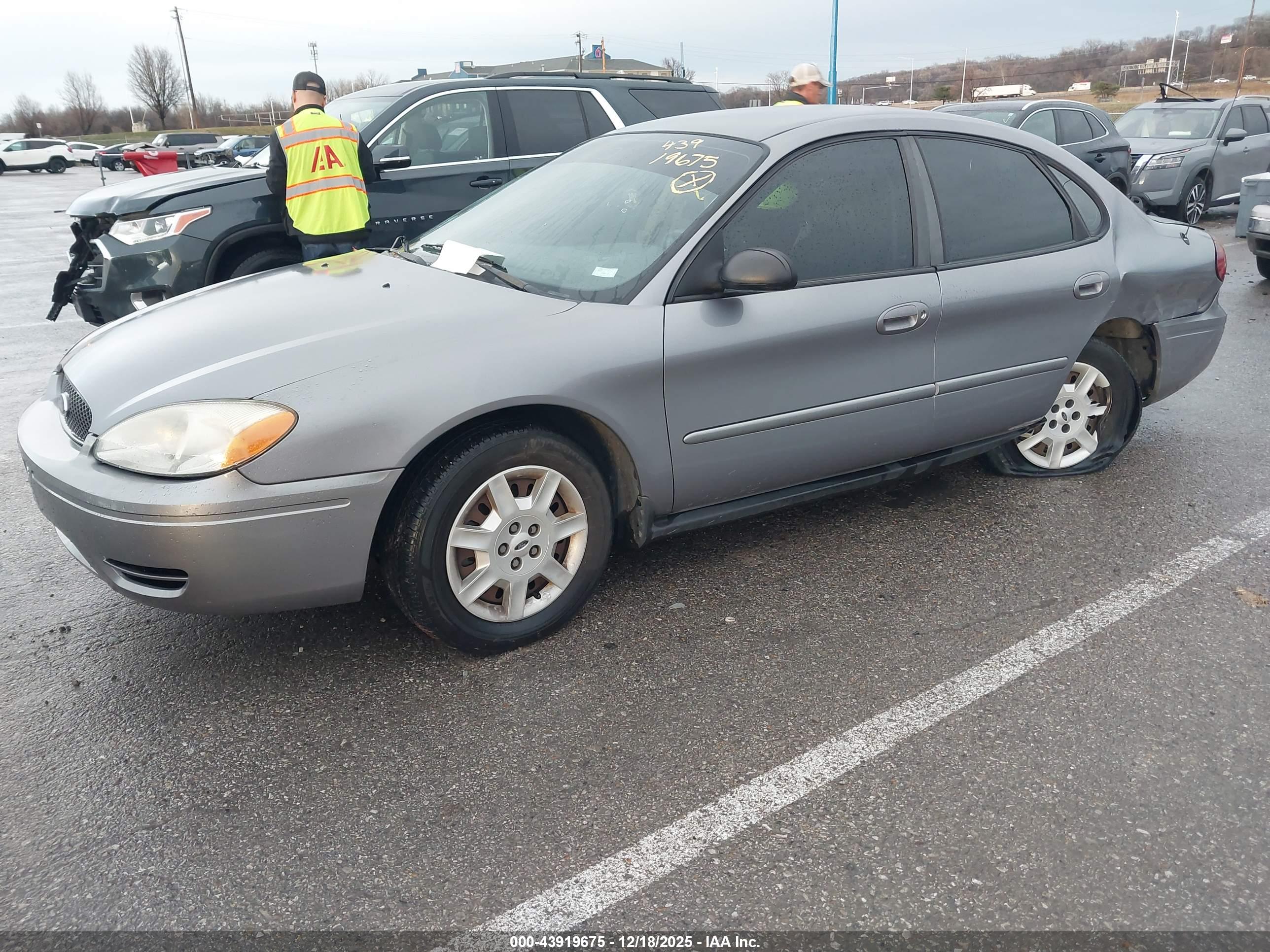 FORD TAURUS image 2