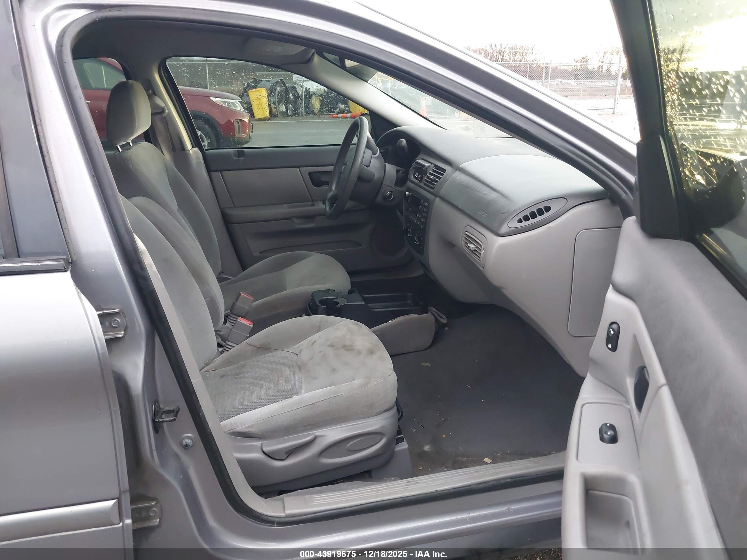 FORD TAURUS image 5