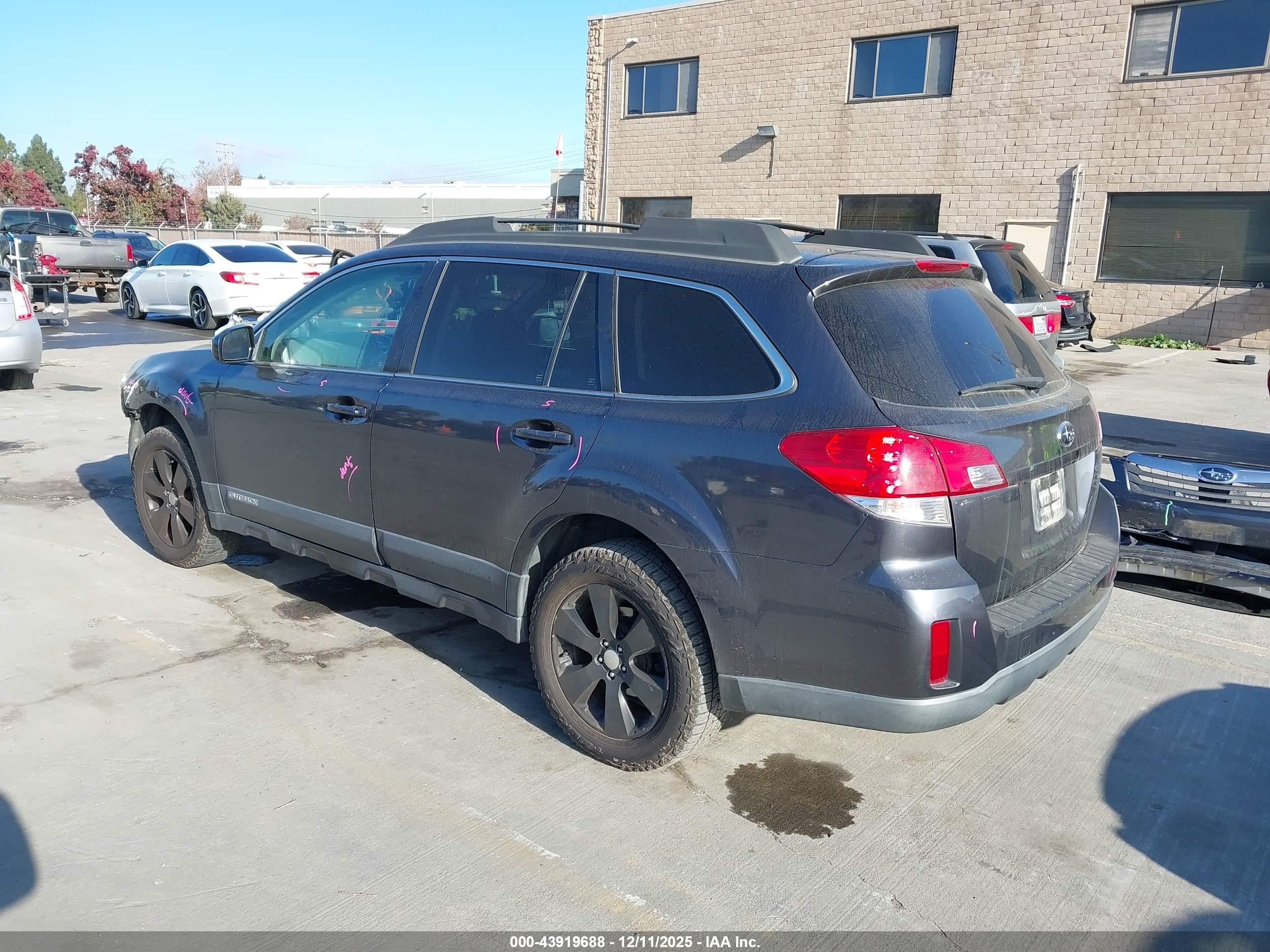SUBARU OUTBACK image 3