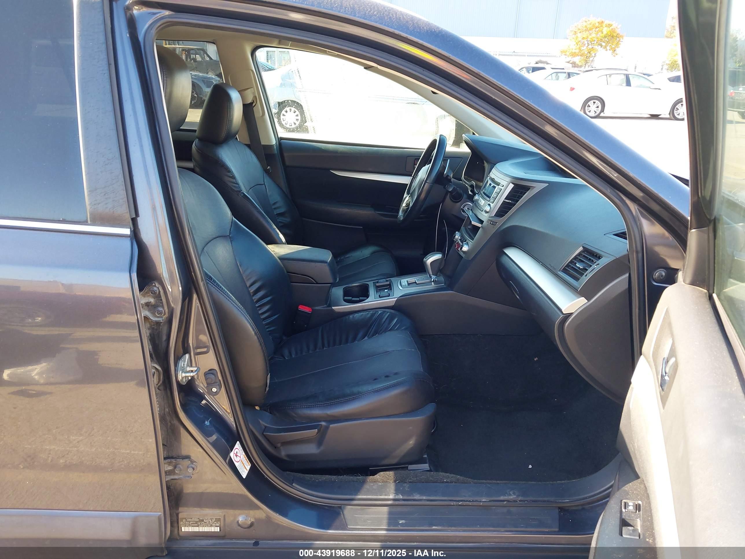 SUBARU OUTBACK image 5