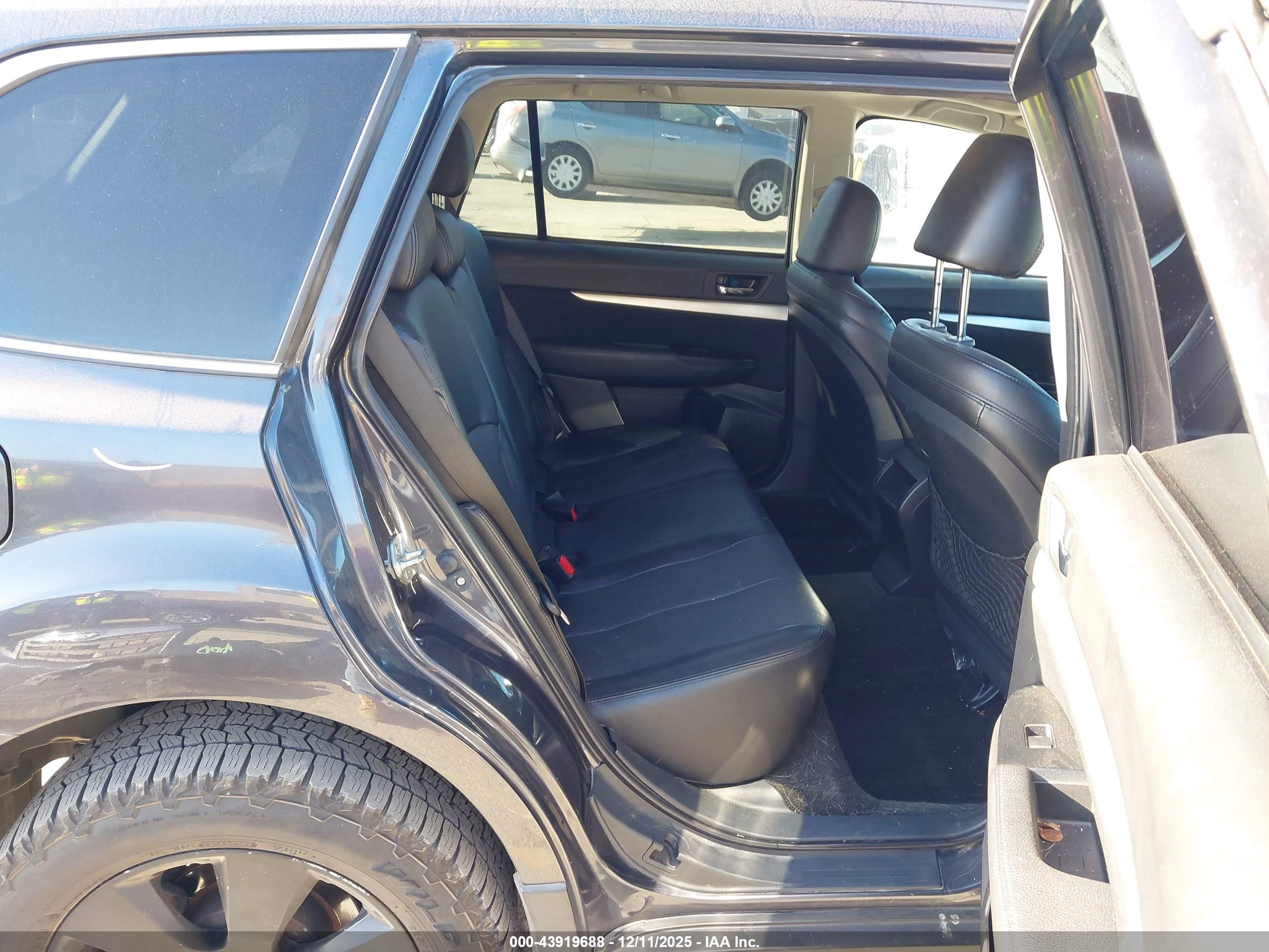 SUBARU OUTBACK image 8