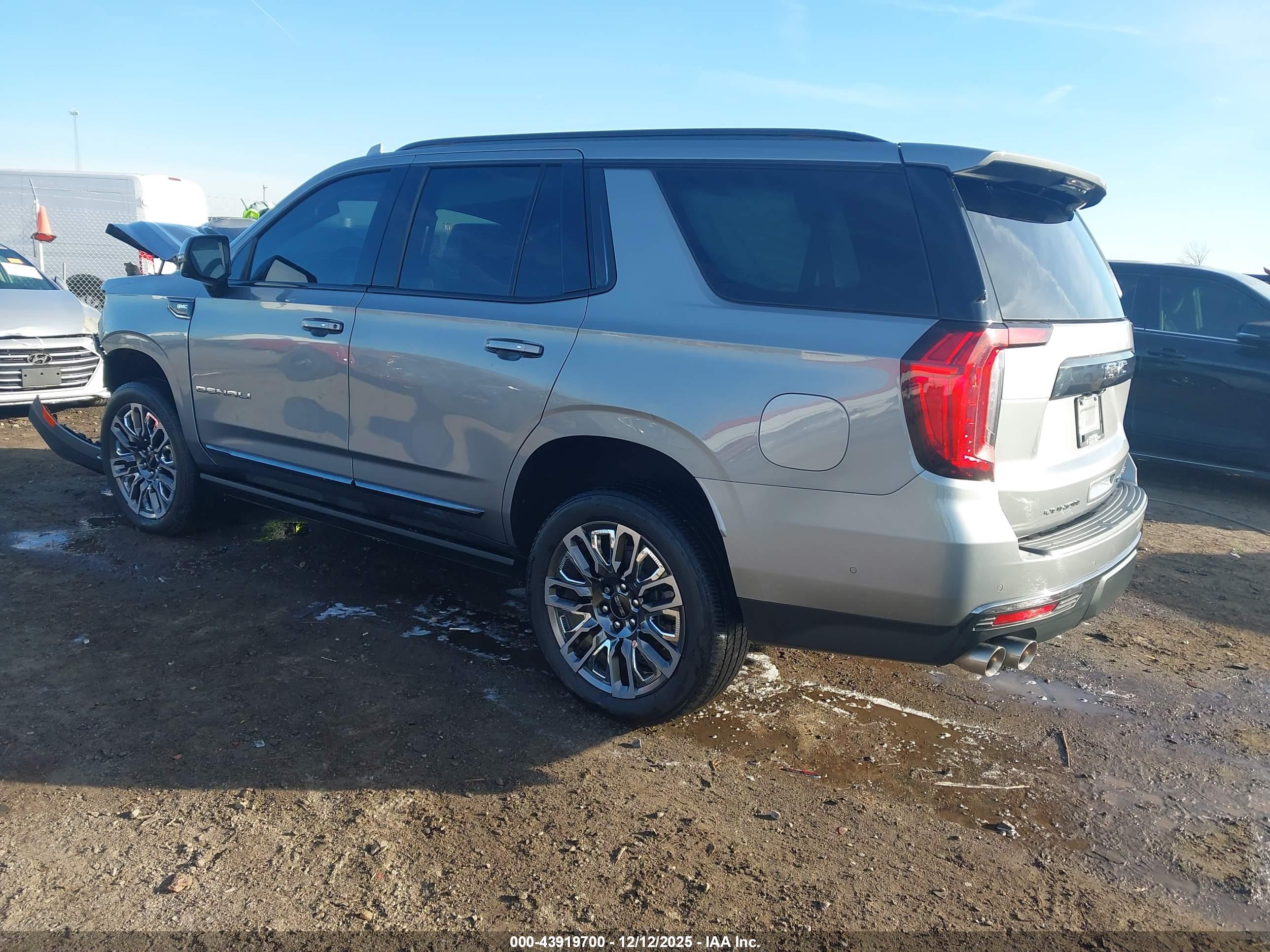 GMC YUKON image 3