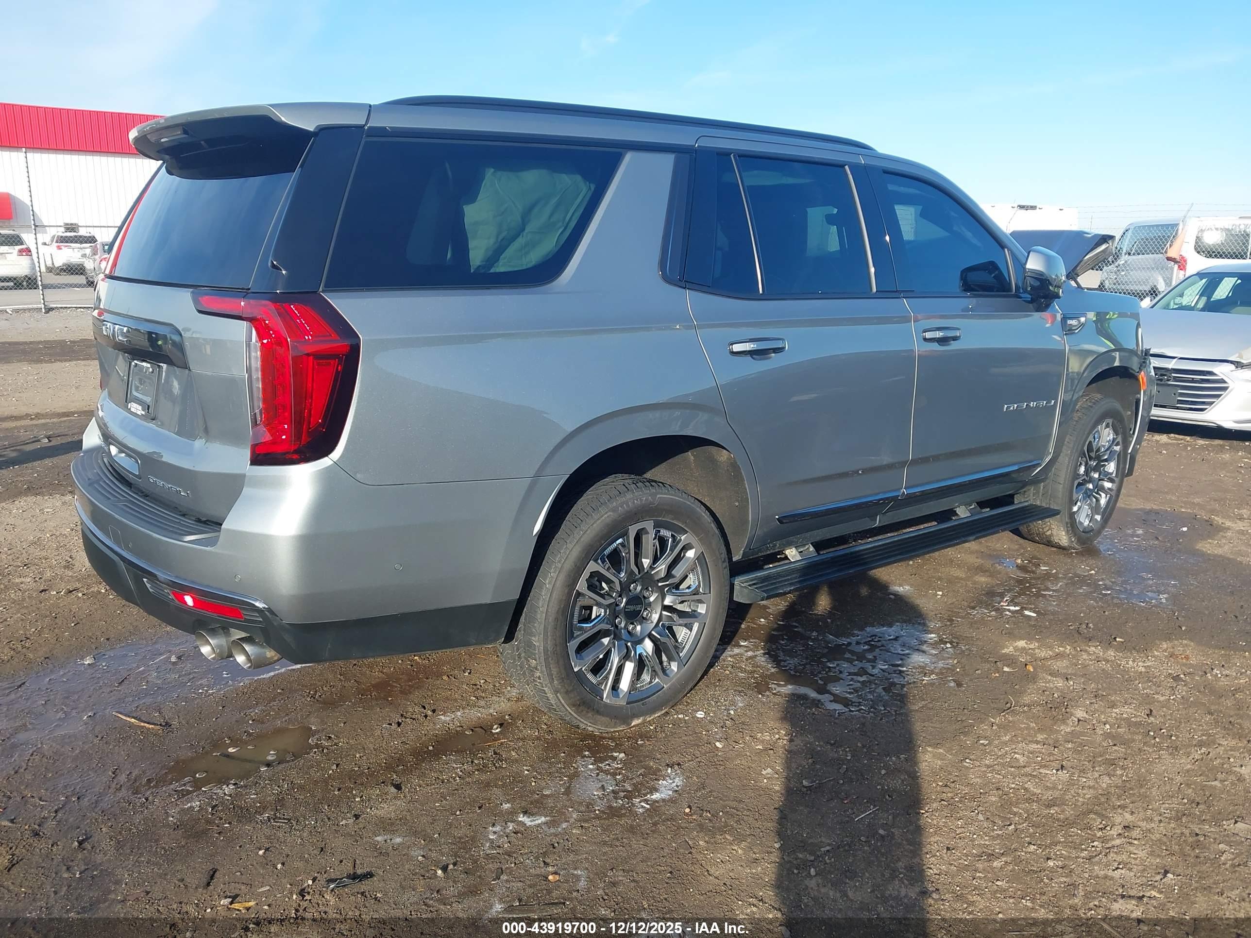 GMC YUKON image 4
