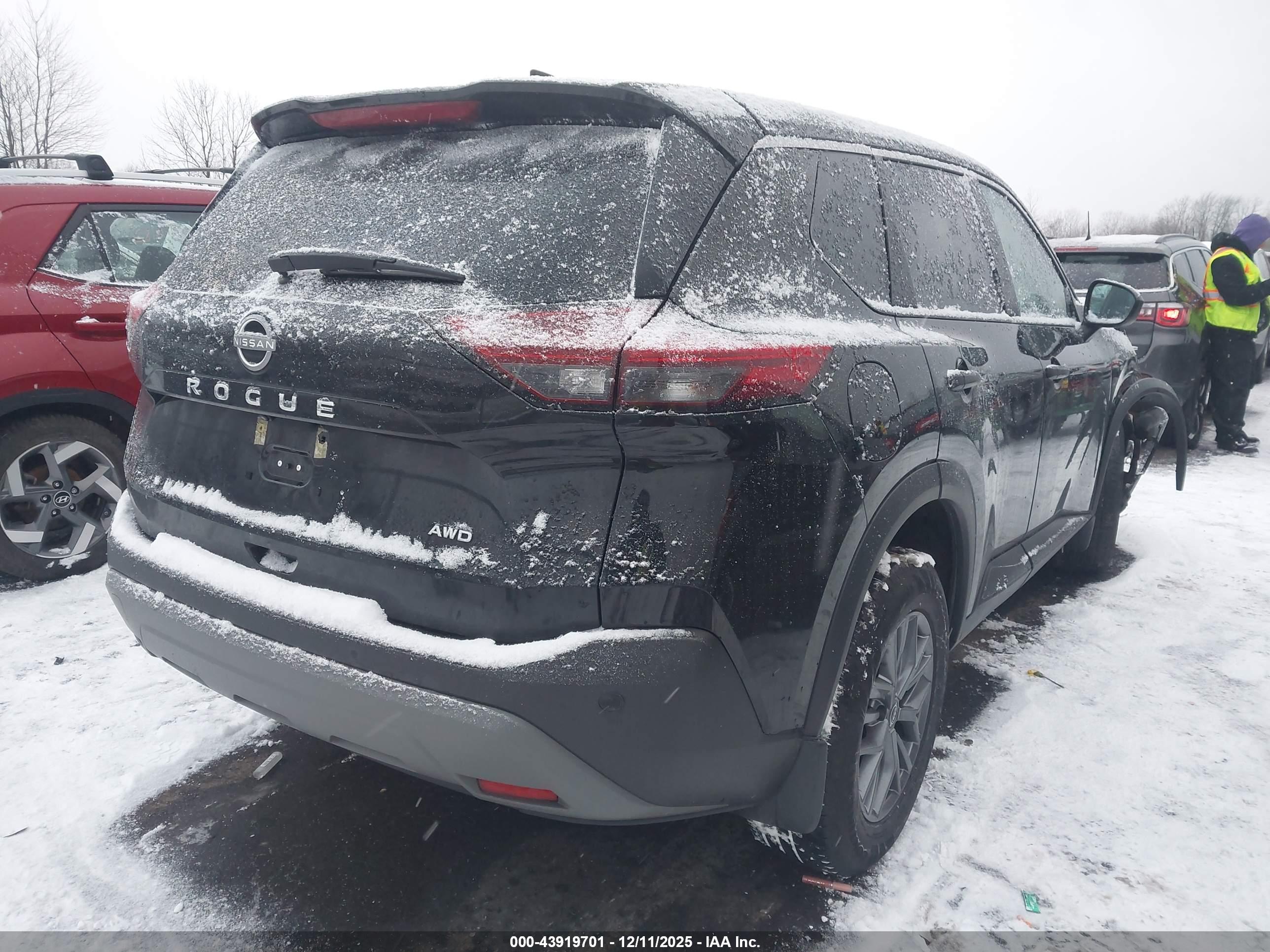 NISSAN ROGUE image 4