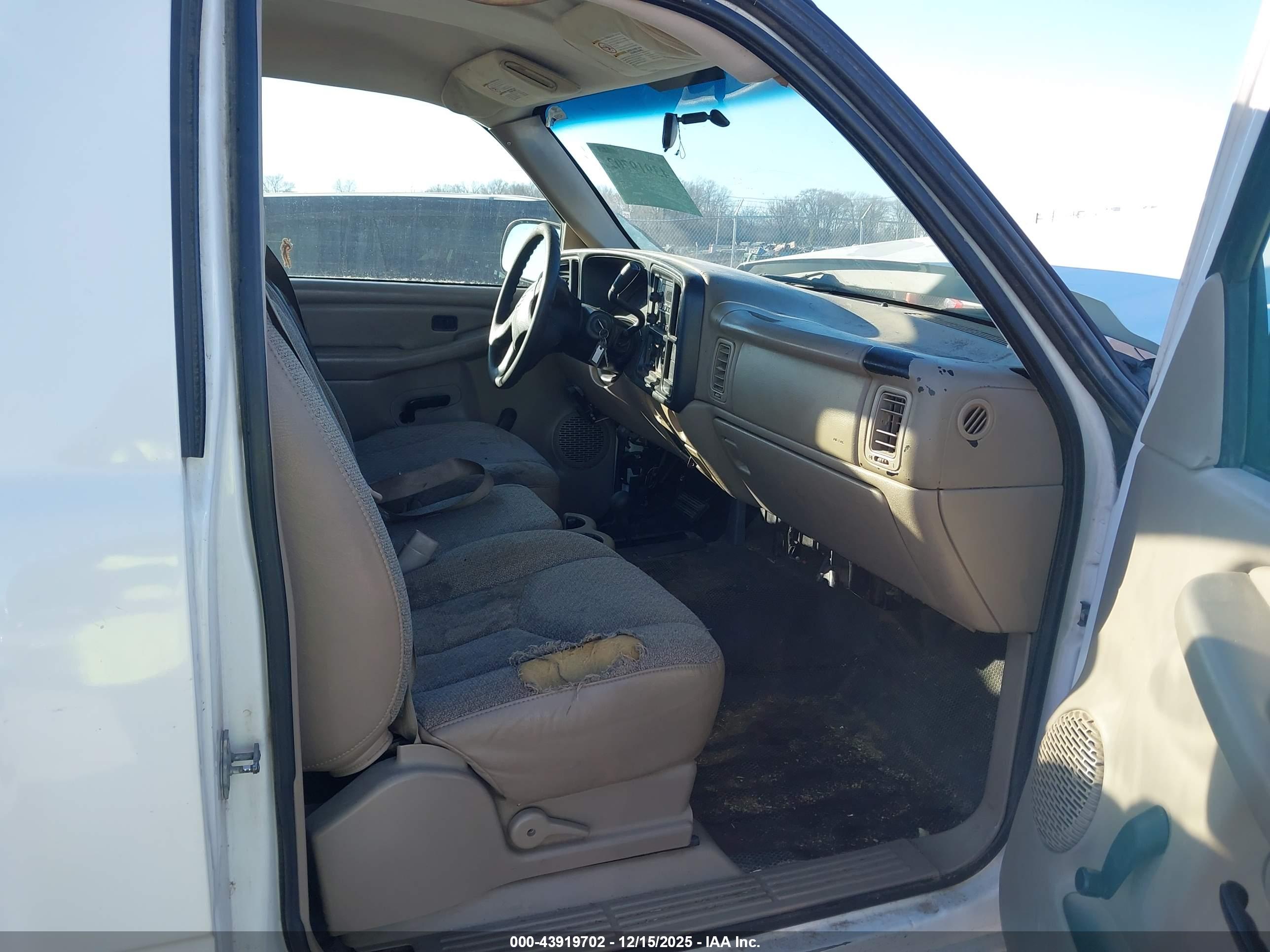 CHEVROLET SILVERADO image 5