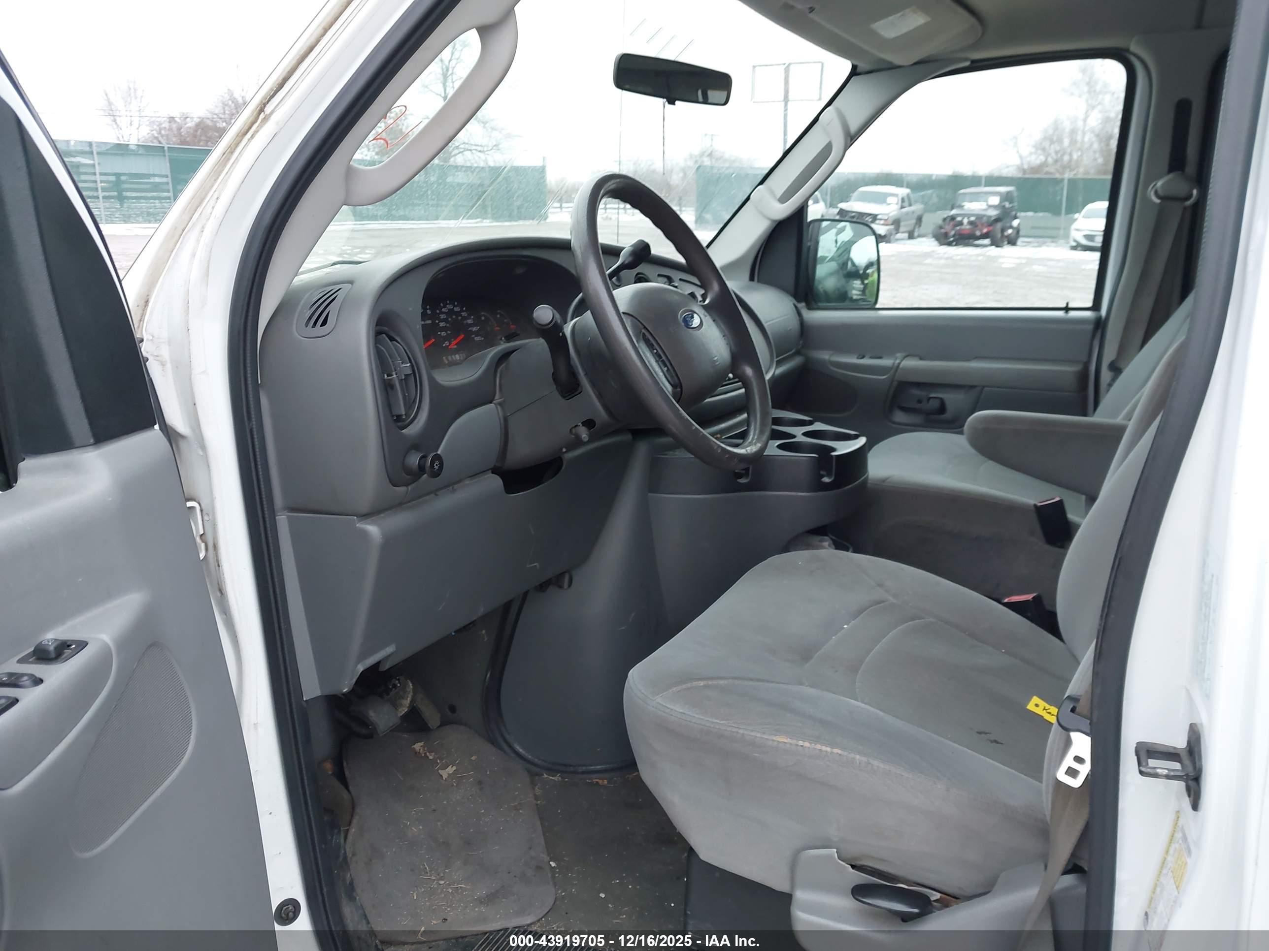 FORD E-350 image 5