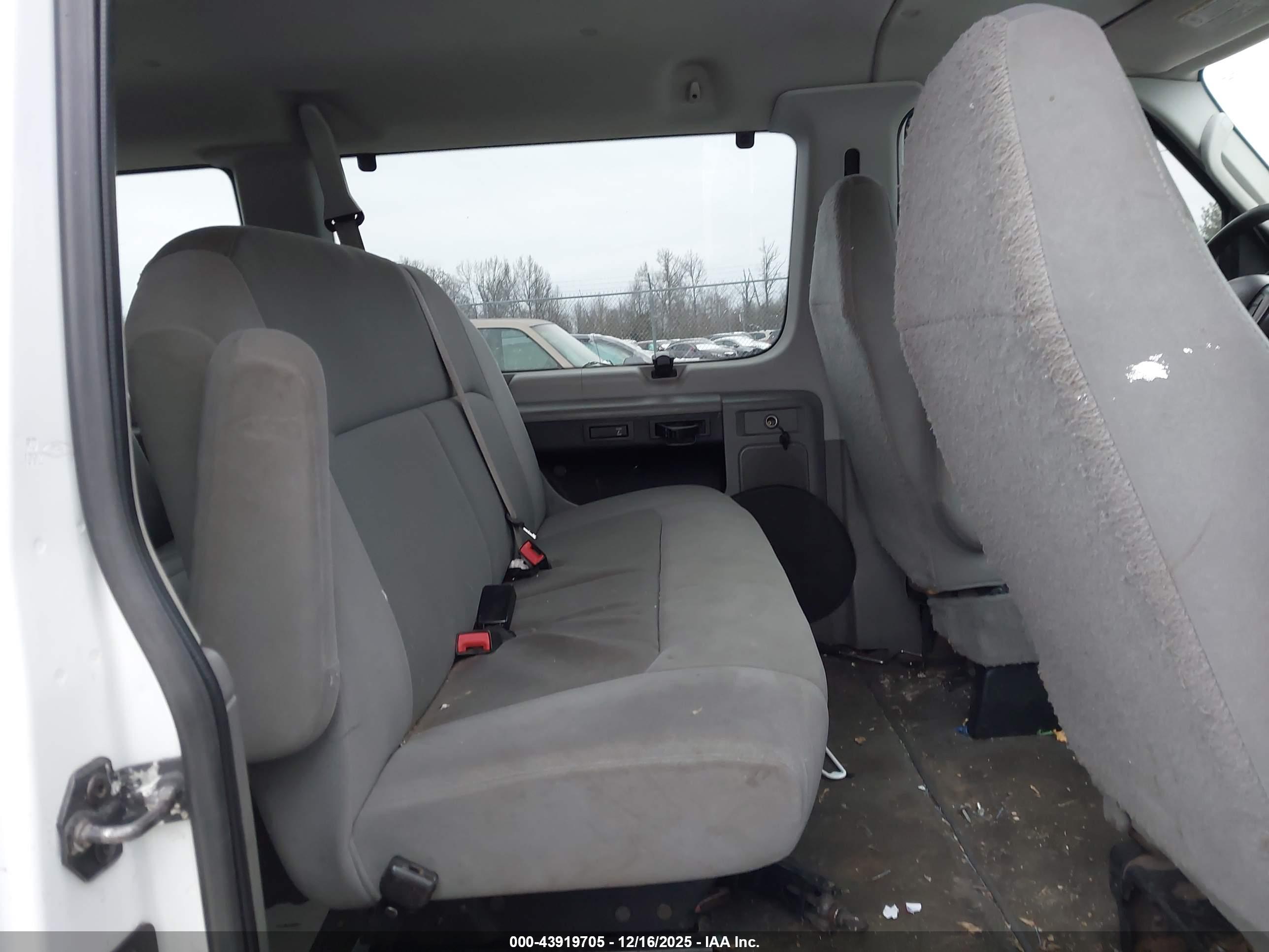 FORD E-350 image 8