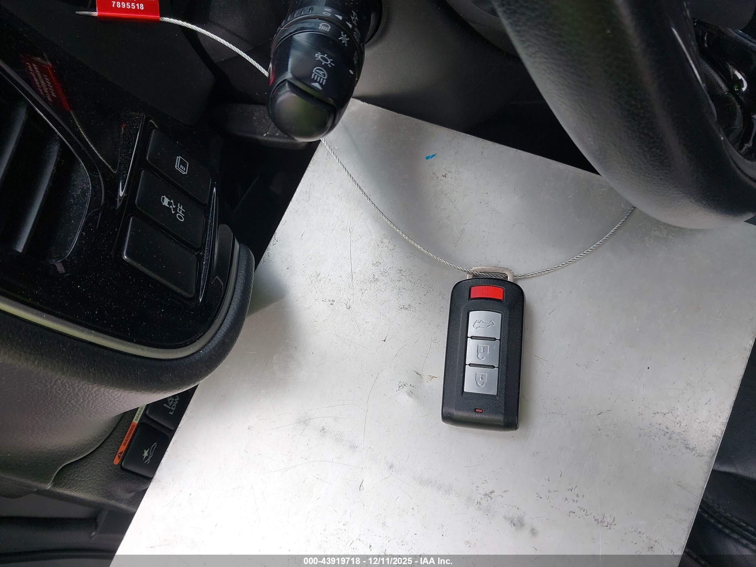 MITSUBISHI OUTLANDER image 11