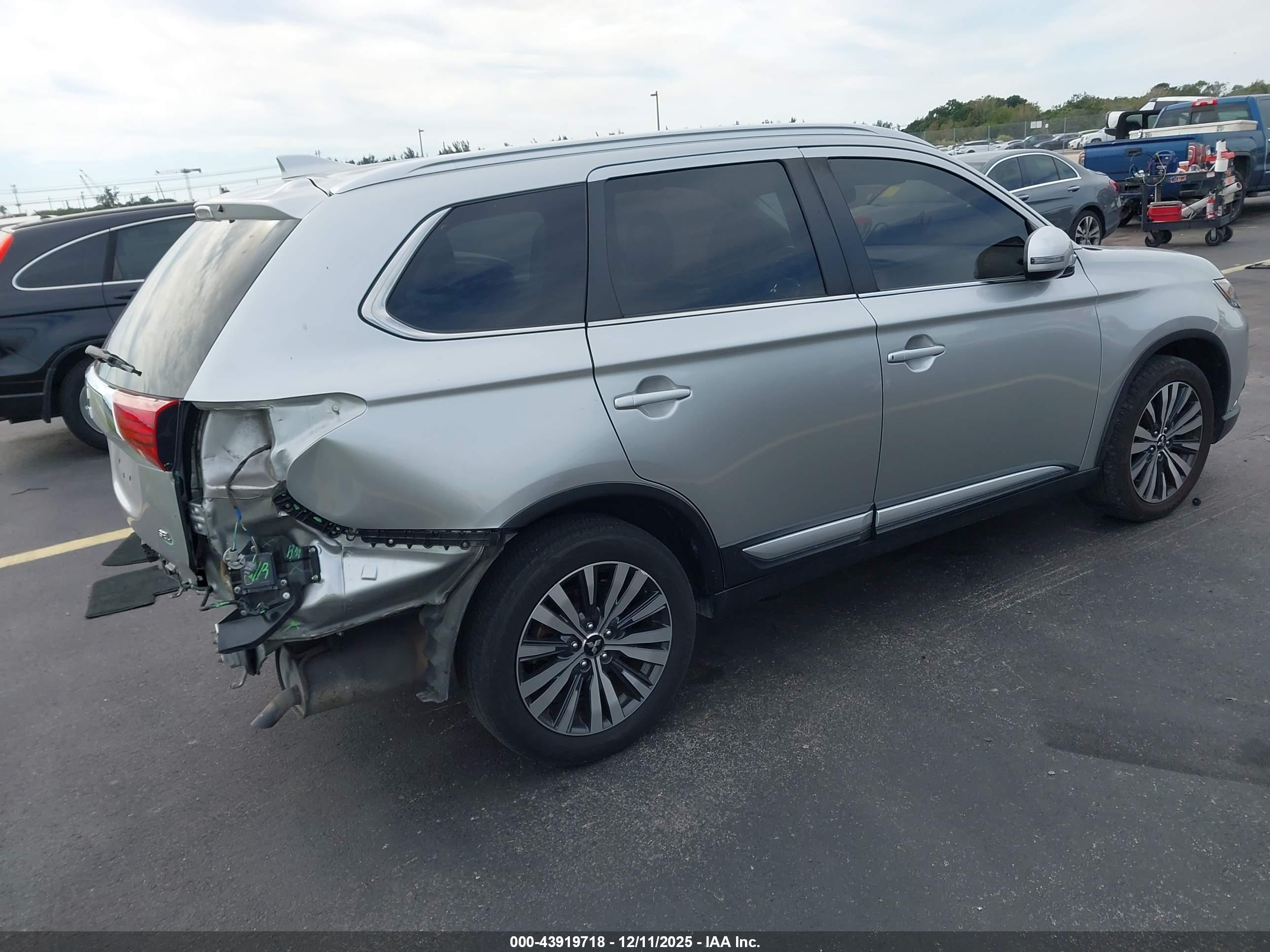 MITSUBISHI OUTLANDER image 4