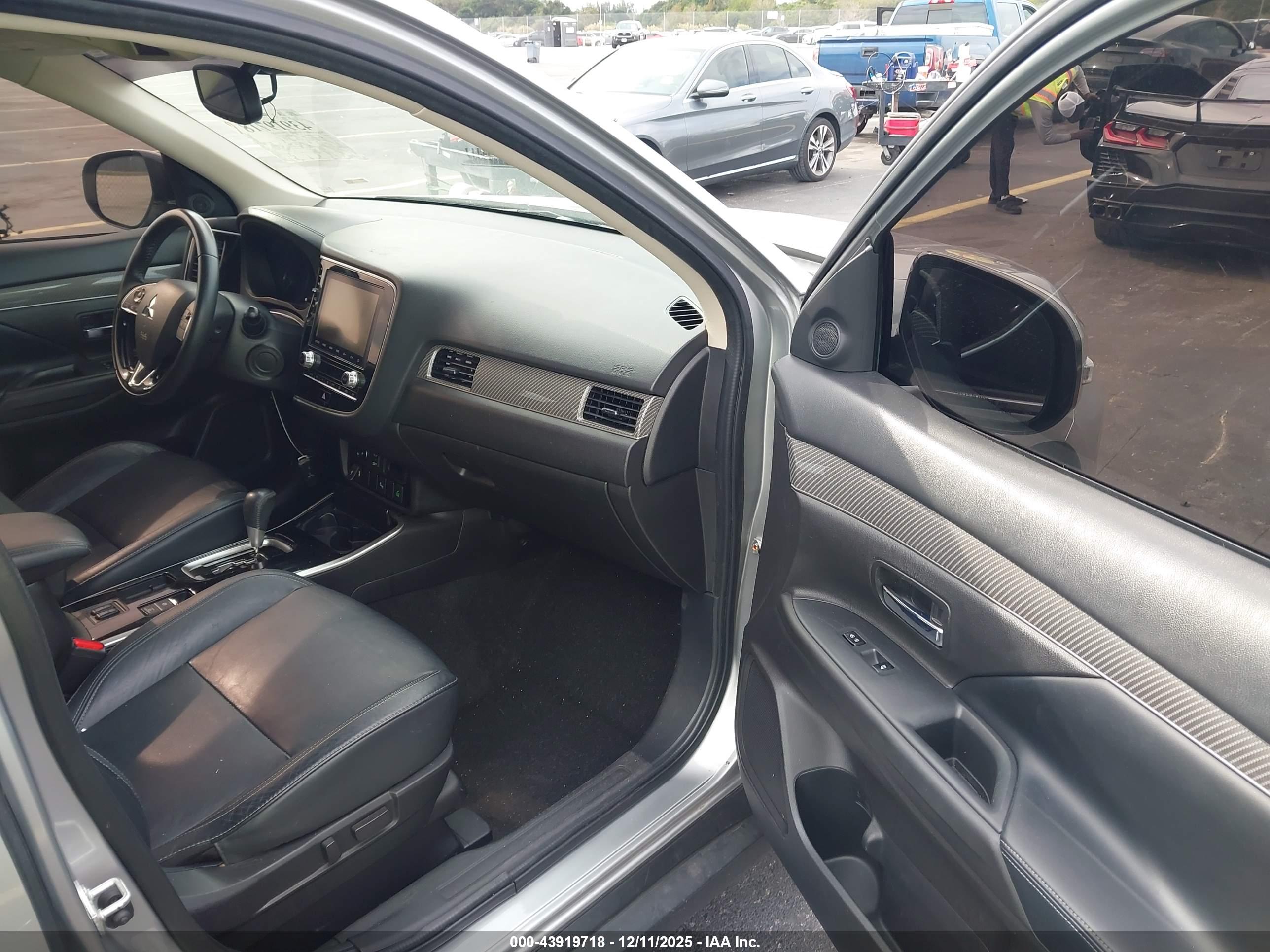 MITSUBISHI OUTLANDER image 5