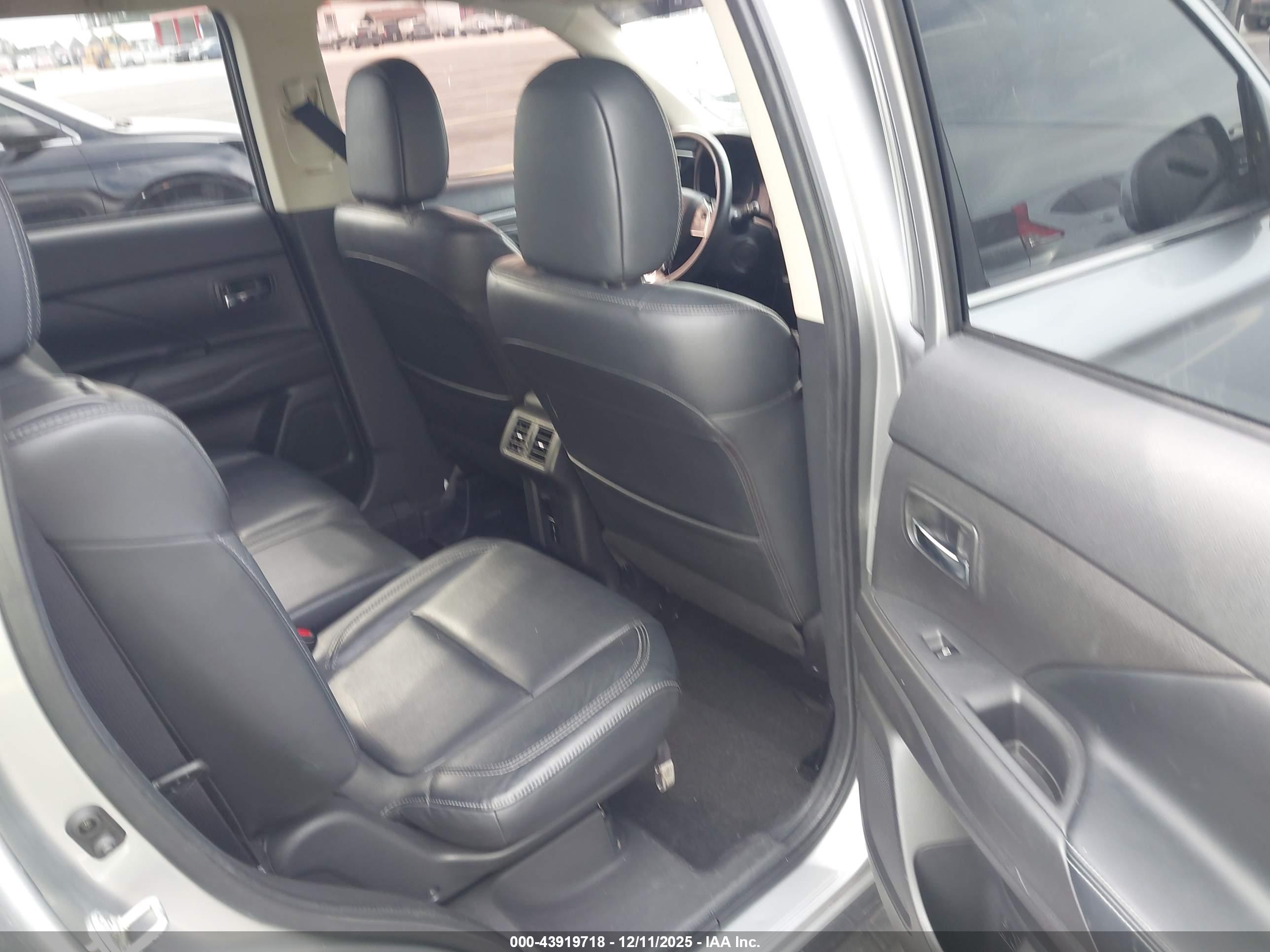 MITSUBISHI OUTLANDER image 8