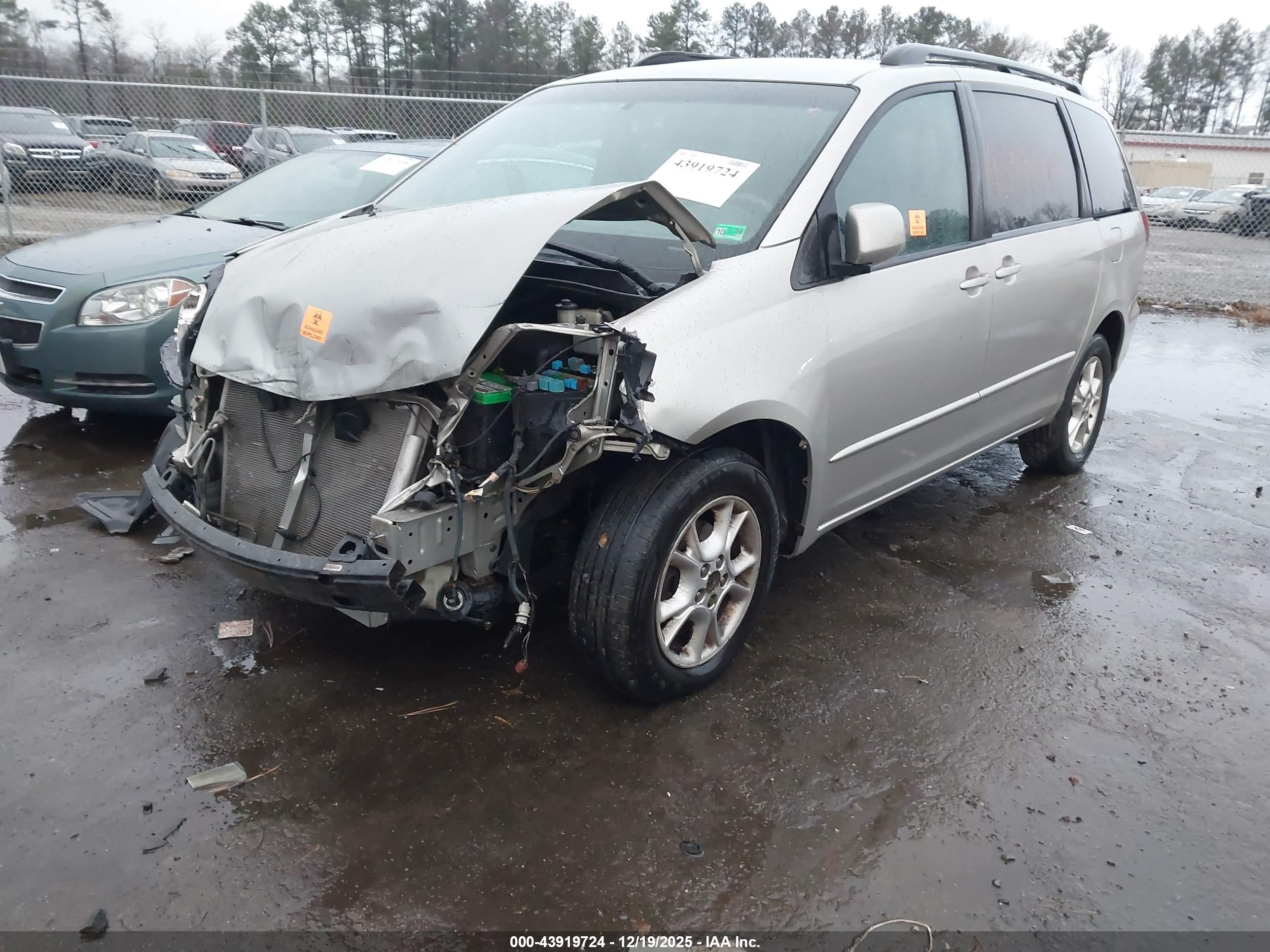TOYOTA SIENNA image 2